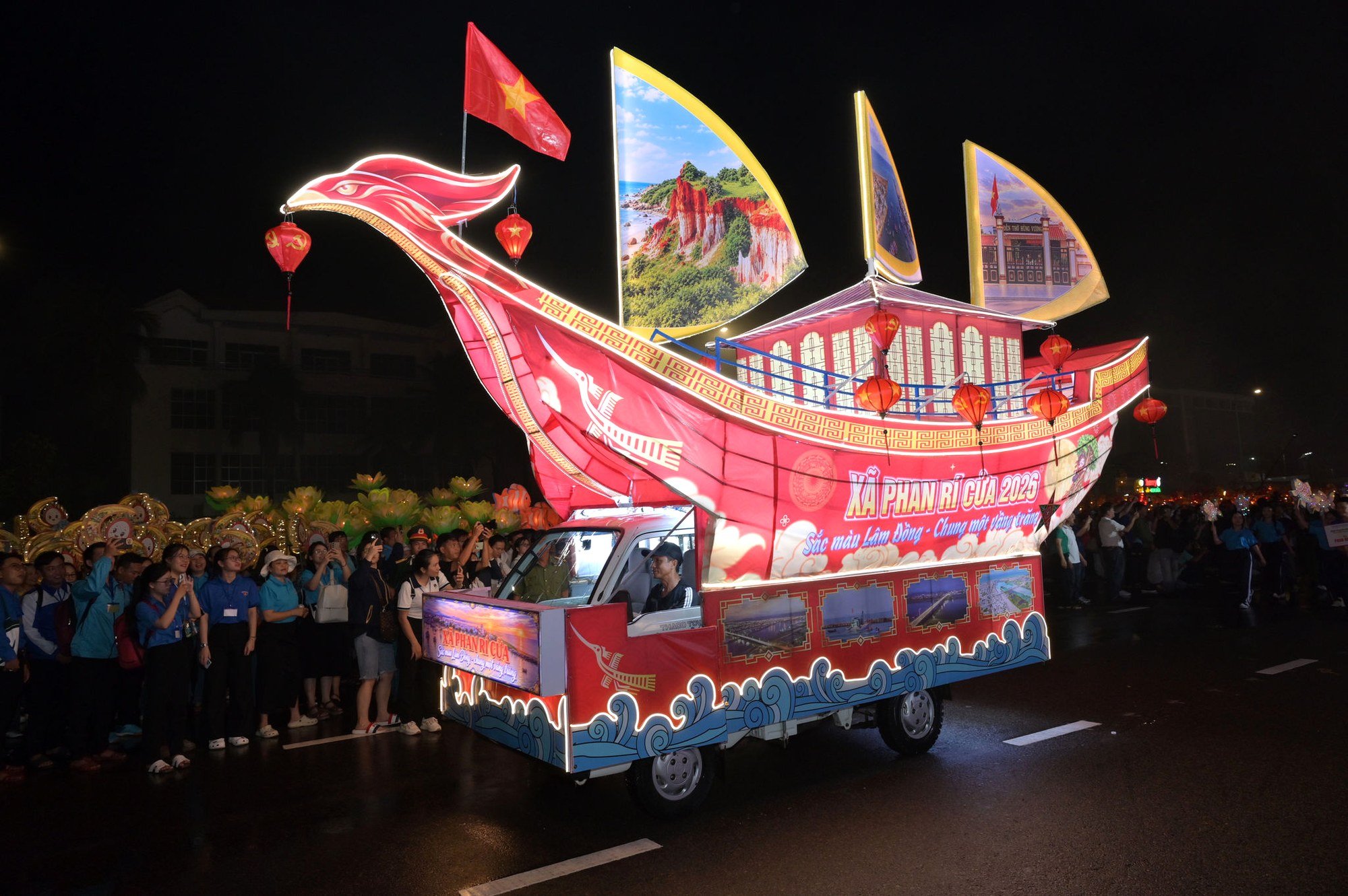 M&ocirc; h&igrave;nh con thuyền của đo&agrave;n phường Phan R&iacute; Cửa mang sắc m&agrave;u đặc trưng của miền biển.