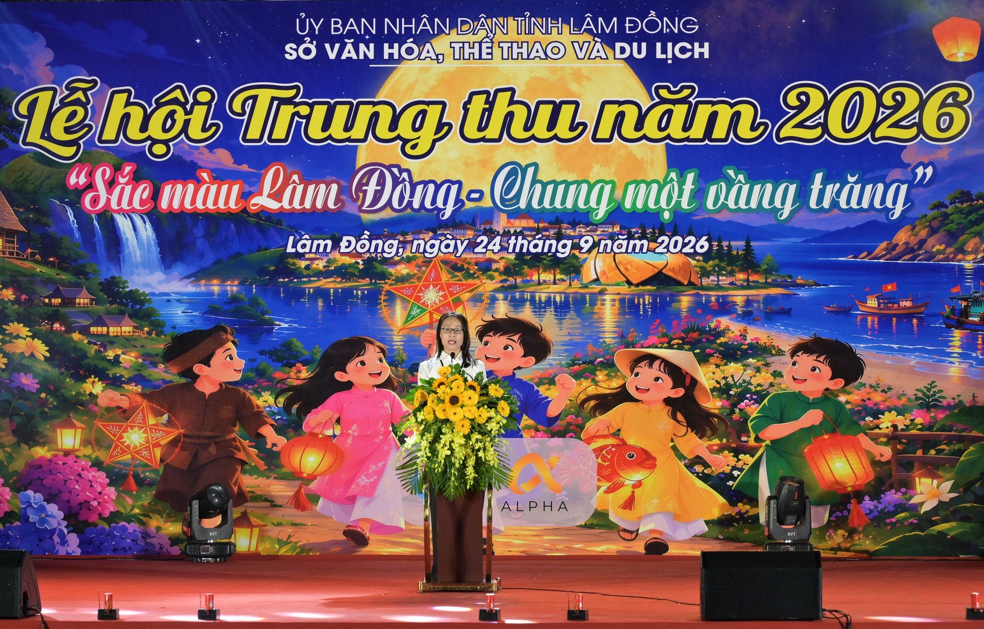 Ph&oacute; Gi&aacute;m đốc Sở Văn h&oacute;a, Thể thao v&agrave; Du lịch tỉnh L&acirc;m Đồng, Trưởng Ban Tổ chức lễ hội L&ecirc; Thị Tr&uacute;c Linh đọc thư gửi thiếu nhi nh&acirc;n dịp Tết Trung thu.