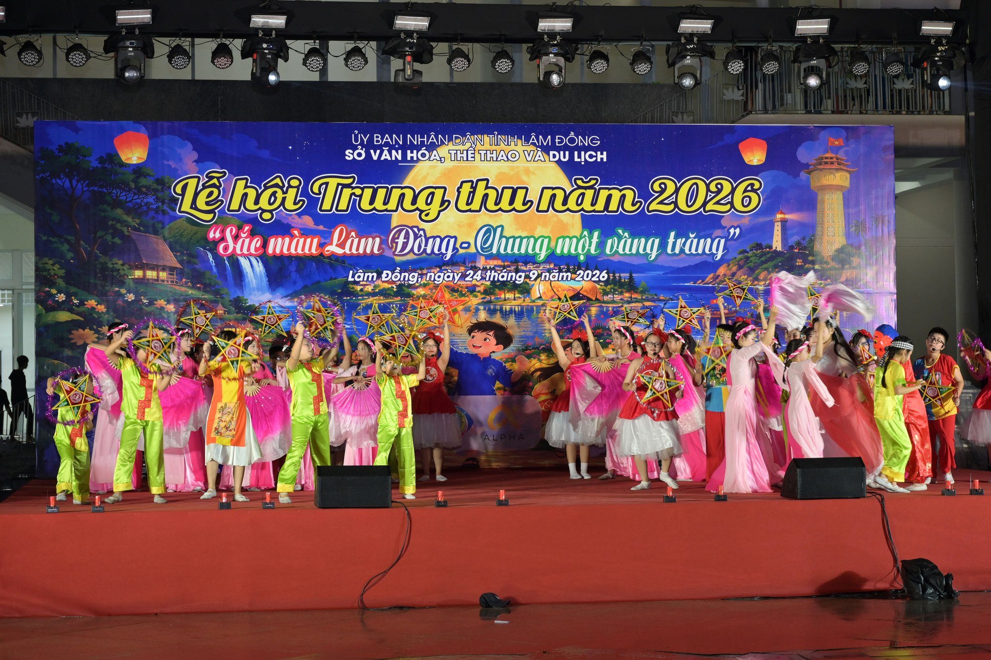 C&aacute;c tiết mục ca m&uacute;a mang đến kh&ocirc;ng kh&iacute; vui tươi trong đ&ecirc;m hội Trung thu tại phường Phan Thiết, tỉnh L&acirc;m Đồng.