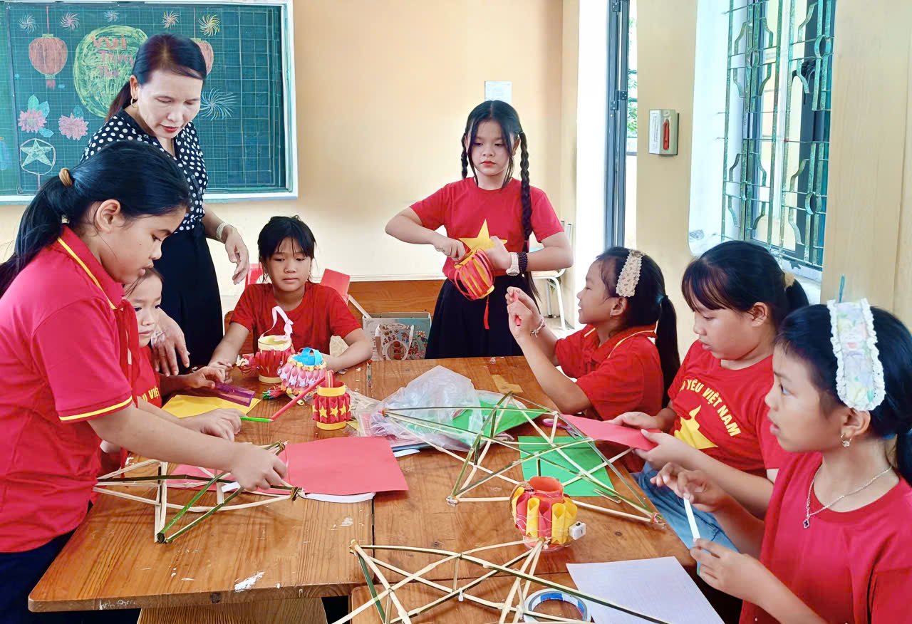 L&agrave;m đ&egrave;n lồng, đ&egrave;n &ocirc;ng sao đ&atilde; mang đến cho c&aacute;c học sinh những trải nghiệm th&uacute; vị