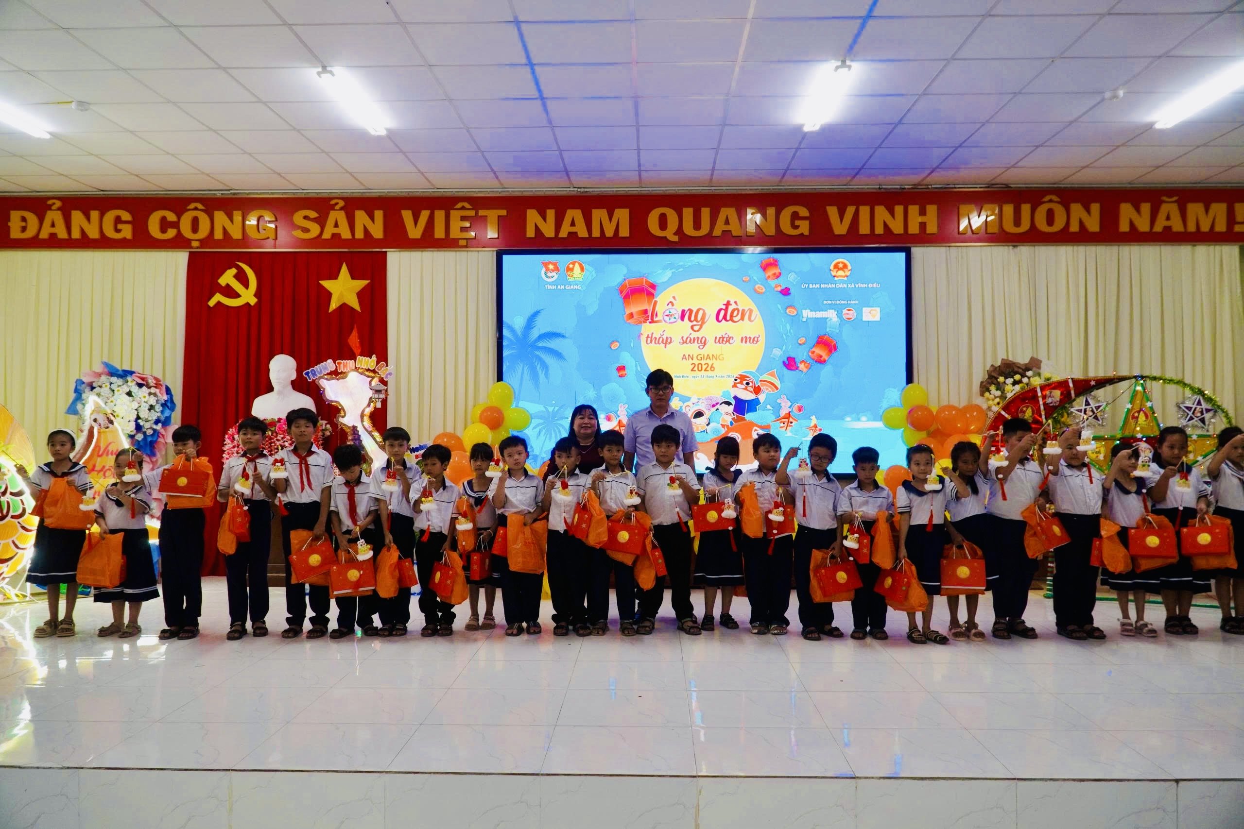 Chị T&ocirc; Thị Tr&uacute;c Linh - Ph&oacute; Trưởng Văn ph&ograve;ng đại diện B&aacute;o Thiếu ni&ecirc;n Tiền phong v&agrave; Nhi đồng trao học bổng v&agrave; qu&agrave; tặng c&aacute;c bạn nhỏ c&oacute; ho&agrave;n cảnh kh&oacute; khăn tại x&atilde; Vĩnh Điều (tỉnh An Giang).