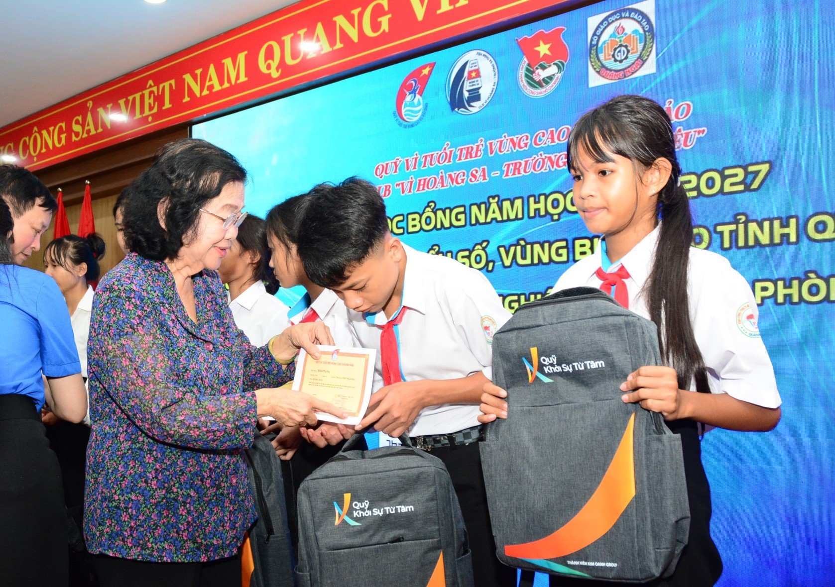 B&aacute;c Trương Mỹ Hoa trao học bổng cho c&aacute;c bạn học sinh.