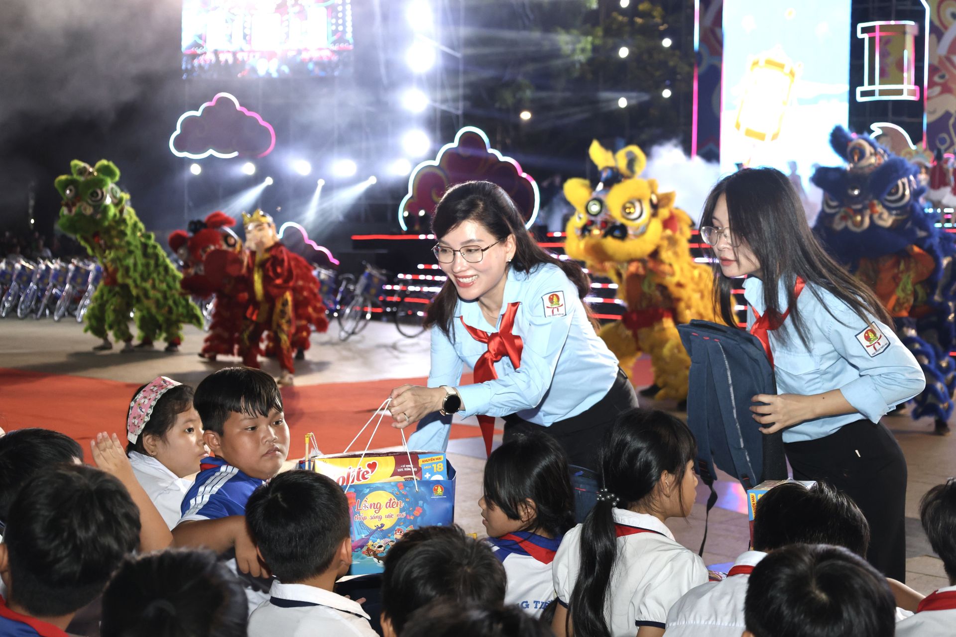 Chị Hồ Hồng Nguy&ecirc;n trao qu&agrave; cho c&aacute;c em thiếu nhi.