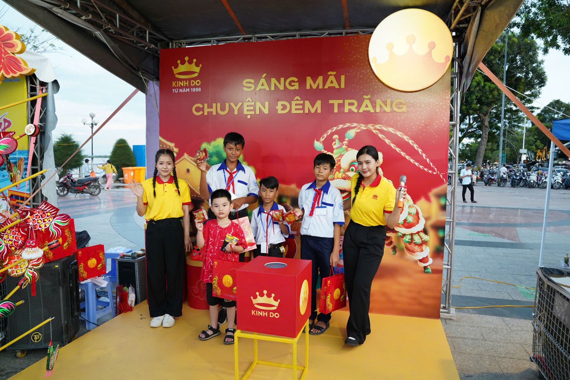 Những chiếc b&aacute;nh Trung thu được trao tặng cho c&aacute;c bạn thiếu nhi tại chương tr&igrave;nh 