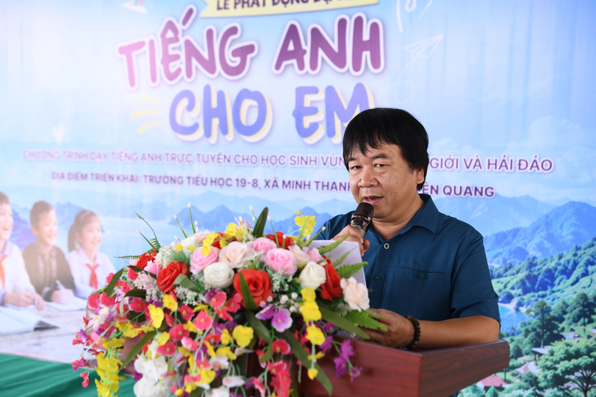 Nh&agrave; b&aacute;o Phan Việt H&ugrave;ng ph&aacute;t biểu ph&aacute;t động chương tr&igrave;nh 