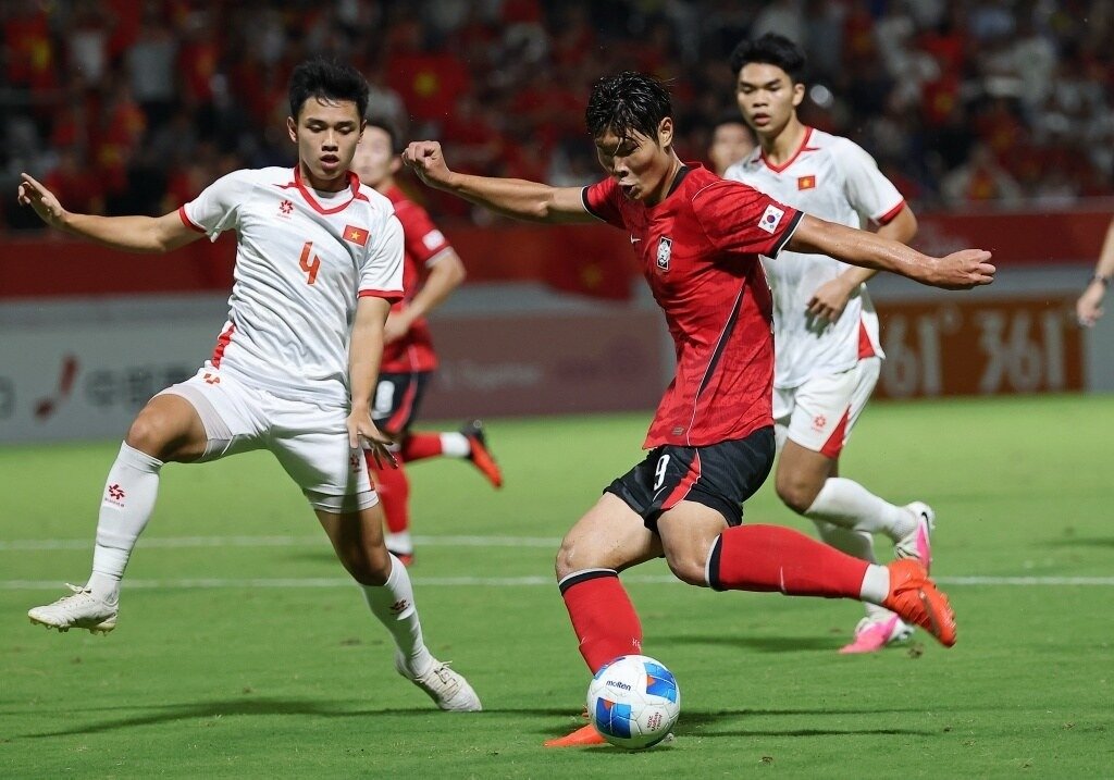 U23 Việt Nam d&acirc;ng cao tấn c&ocirc;ng sau b&agrave;n thua sớm.