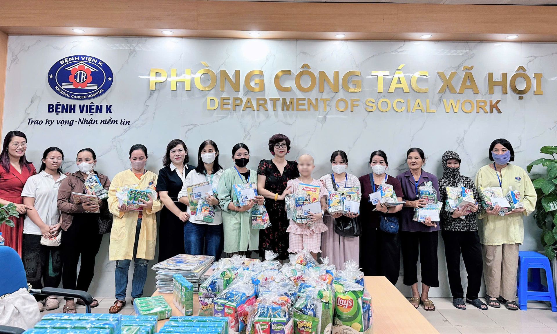 Đại diện B&aacute;o Thiếu ni&ecirc;n Tiền phong v&agrave; Nhi đồng trao qu&agrave; đến c&aacute;c gia đ&igrave;nh bệnh nhi.