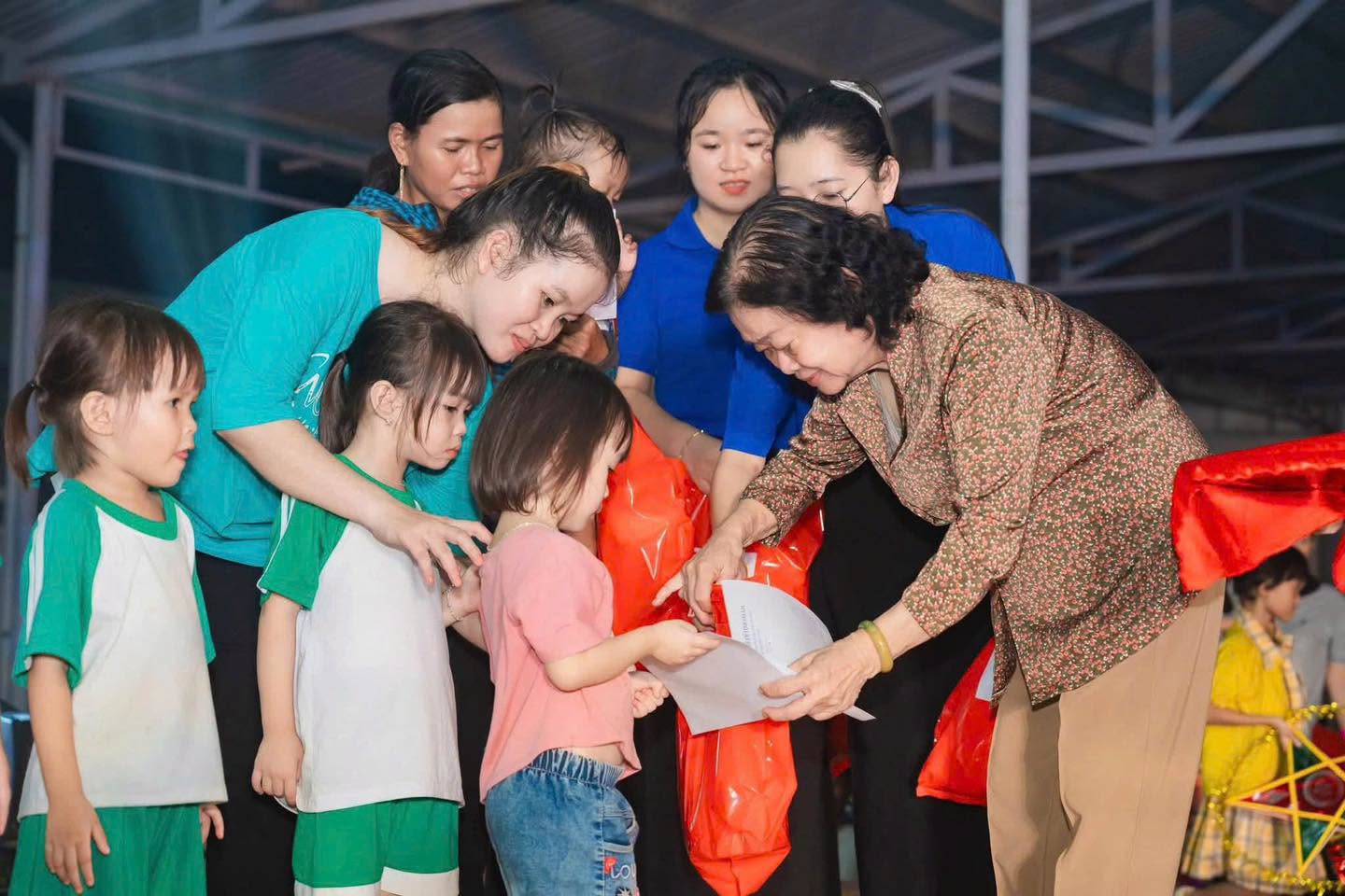B&aacute;c Trương Mỹ Hoa - nguy&ecirc;n B&iacute; thư Trung ương Đảng, nguy&ecirc;n Ph&oacute; Chủ tịch nước, Chủ tịch Quỹ V&igrave; tuổi trẻ v&ugrave;ng cao v&agrave; hải đảo, Chủ nhiệm C&acirc;u lạc bộ &ldquo;V&igrave; Ho&agrave;ng Sa - Trường Sa th&acirc;n y&ecirc;u tặng qu&agrave; cho c&aacute;c bạn thiếu nhi.