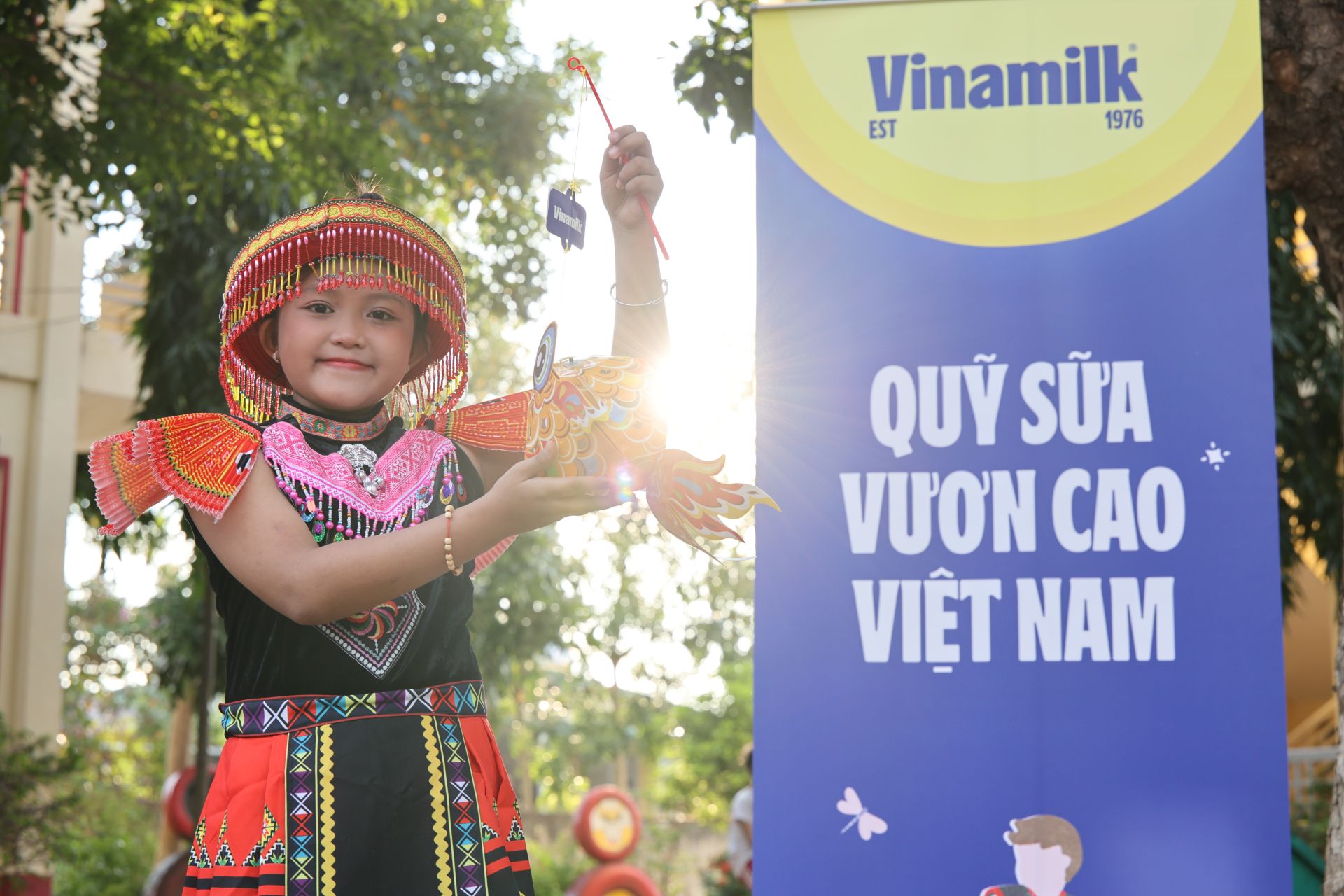 Khoảnh khắc em nhỏ cầm lồng đ&egrave;n tham gia ng&agrave;y hội Trung thu tại Ea Rốk.