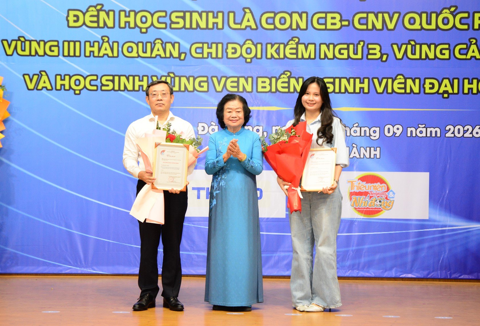 Quỹ v&agrave; CLB cũng trao thư cảm ơn, tặng hoa tới Bưu điện TP. Đ&agrave; Nẵng v&agrave; C&ocirc;ng ty TNHH Ph&aacute;t triển Nam Hội An hai đơn vị đồng h&agrave;nh, hỗ trợ cơ sở vật chất v&agrave; 300 suất học bổng cho chương tr&igrave;nh.