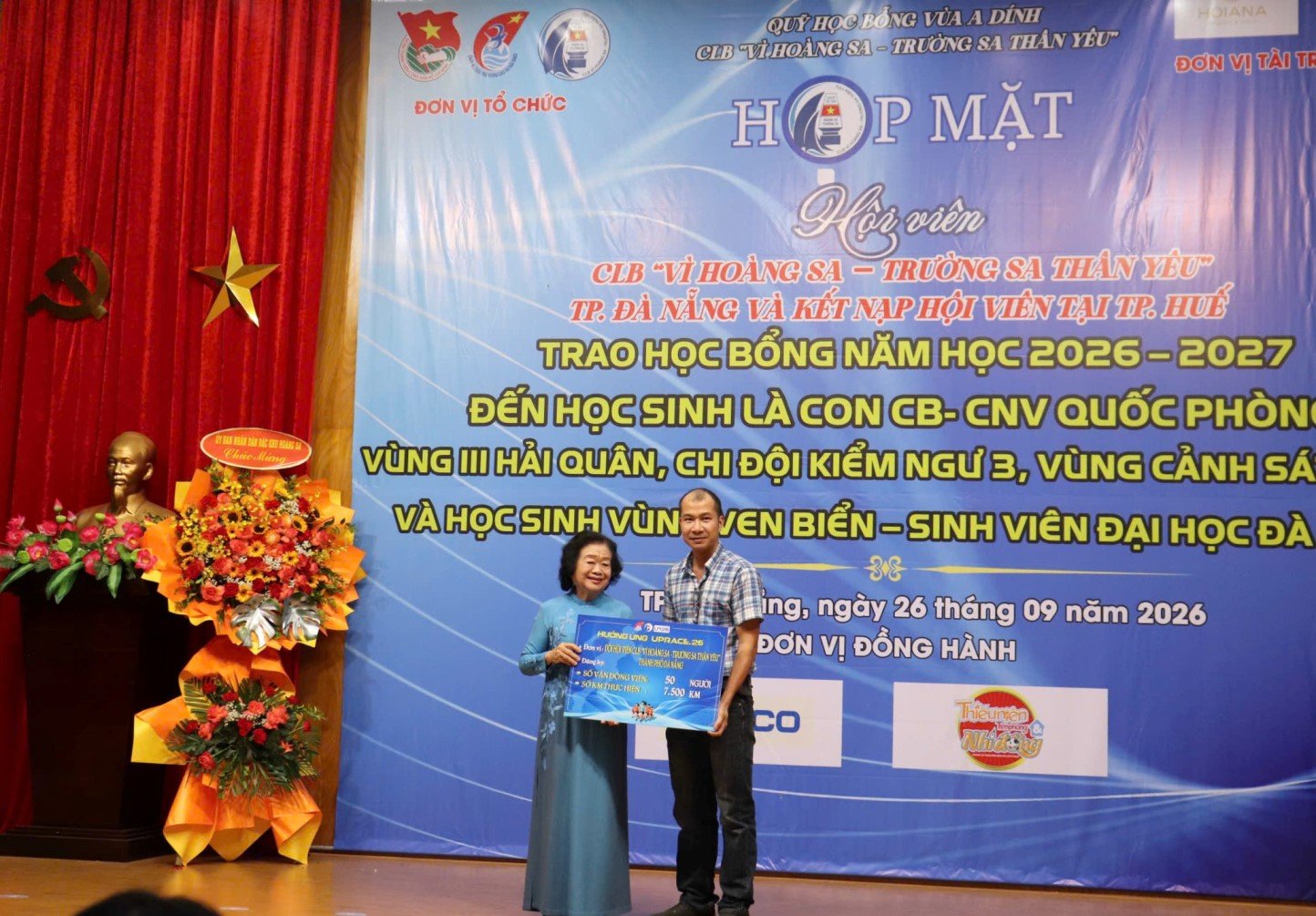 B&aacute;c Trương Mỹ Hoa tiếp nhận đăng k&yacute; thi đua UpRace 2026 của tập thể hội vi&ecirc;n Đ&agrave; Nẵng.