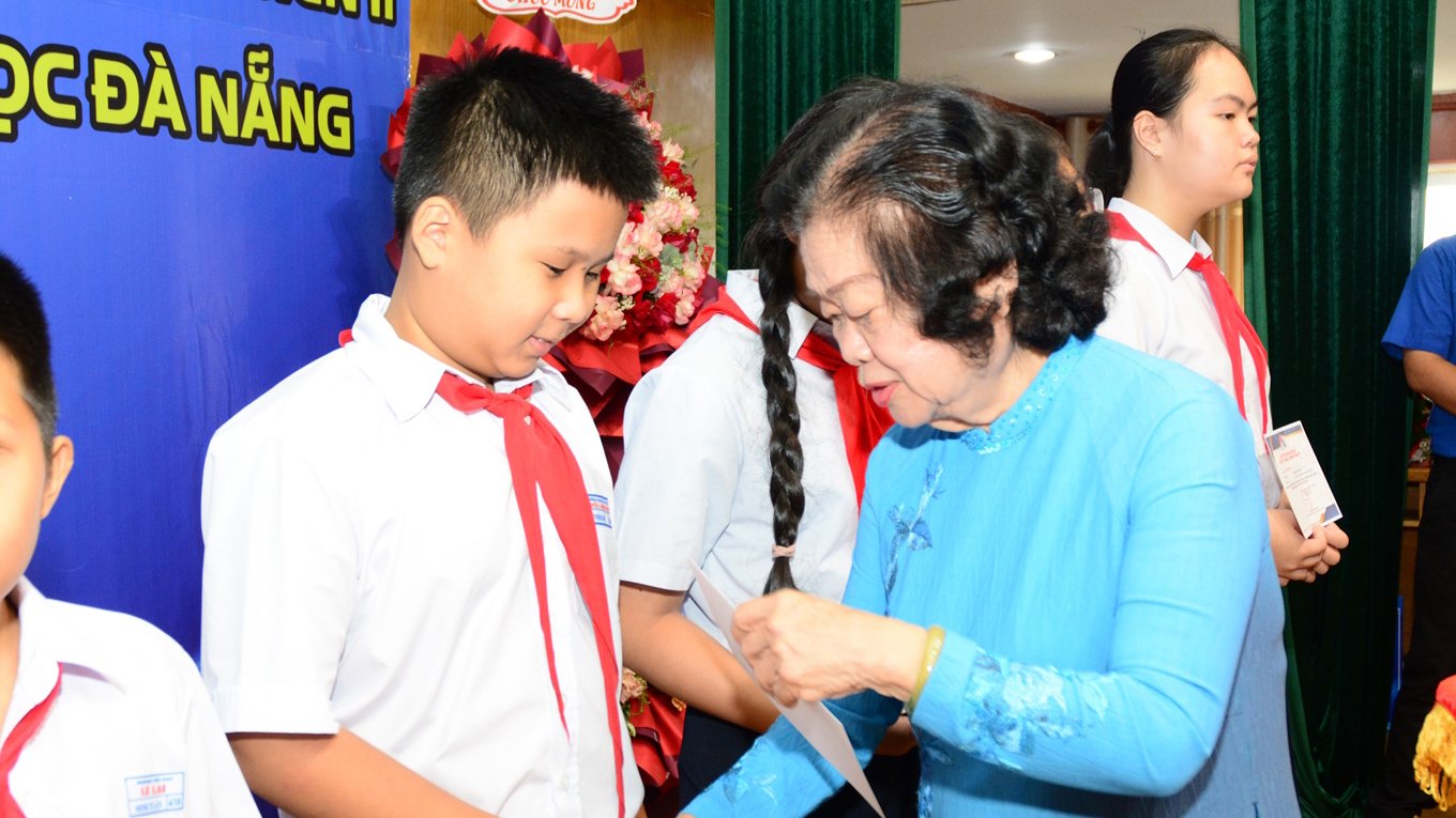 Trao học bổng, tiếp sức học sinh vùng biên giới, hải đảo