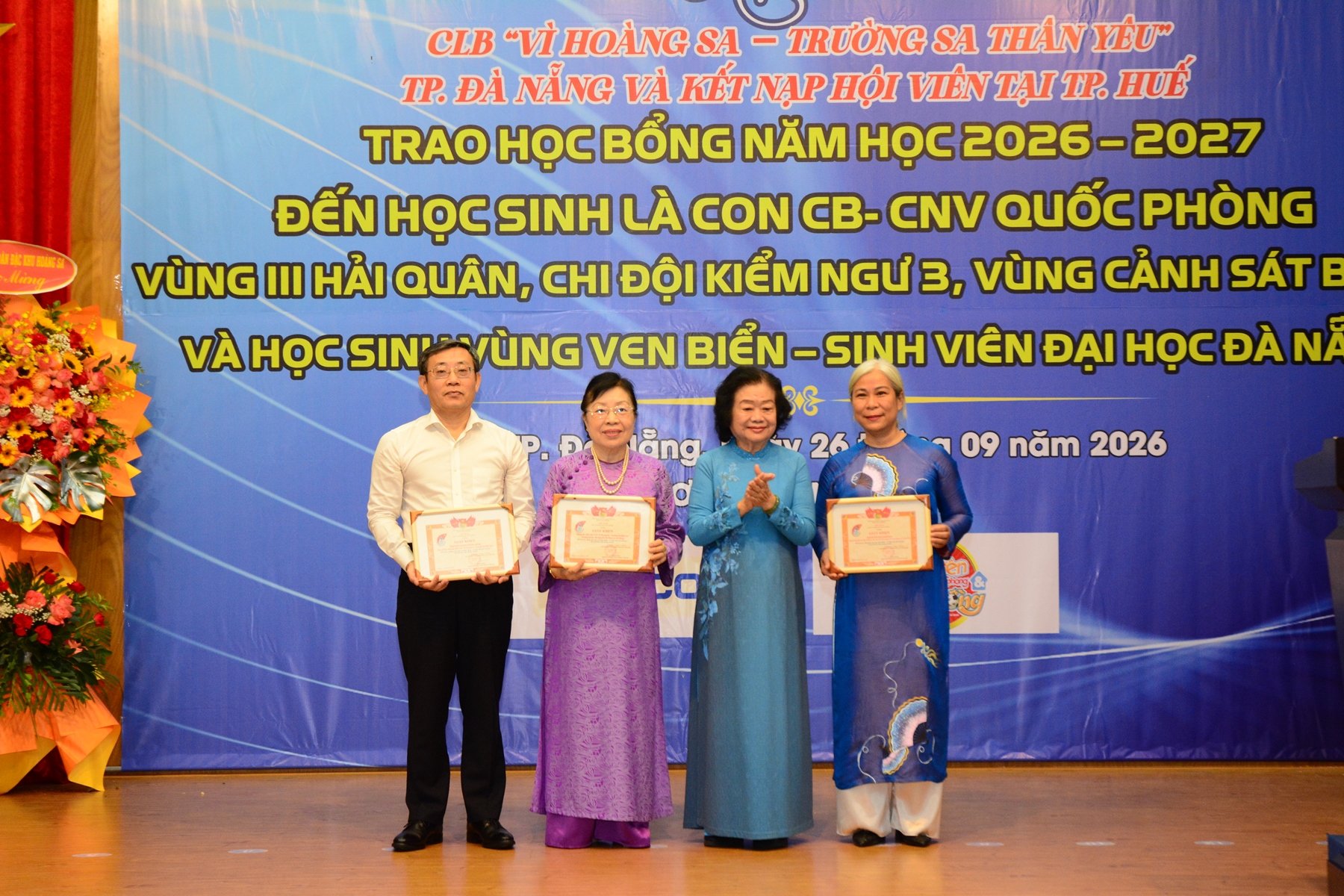 trao giấy khen cho 2 tập thể v&agrave; 1 c&aacute; nh&acirc;n c&oacute; nhiều đ&oacute;ng g&oacute;p t&iacute;ch cực cho c&aacute;c hoạt động hướng về biển, đảo qu&ecirc; hương, chăm lo học sinh, sinh vi&ecirc;n v&ugrave;ng cao, v&ugrave;ng bi&ecirc;n giới v&agrave; biển đảo.