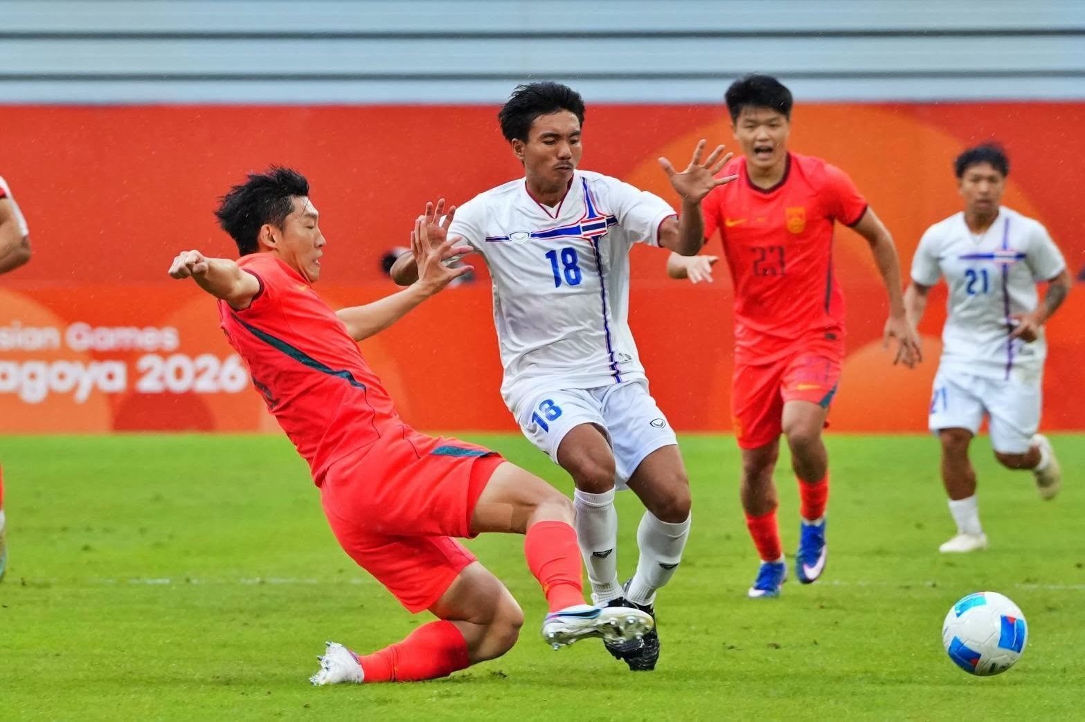U23 Th&aacute;i Lan (&aacute;o trắng) kh&ocirc;ng thể vượt qua U23 Trung Quốc.