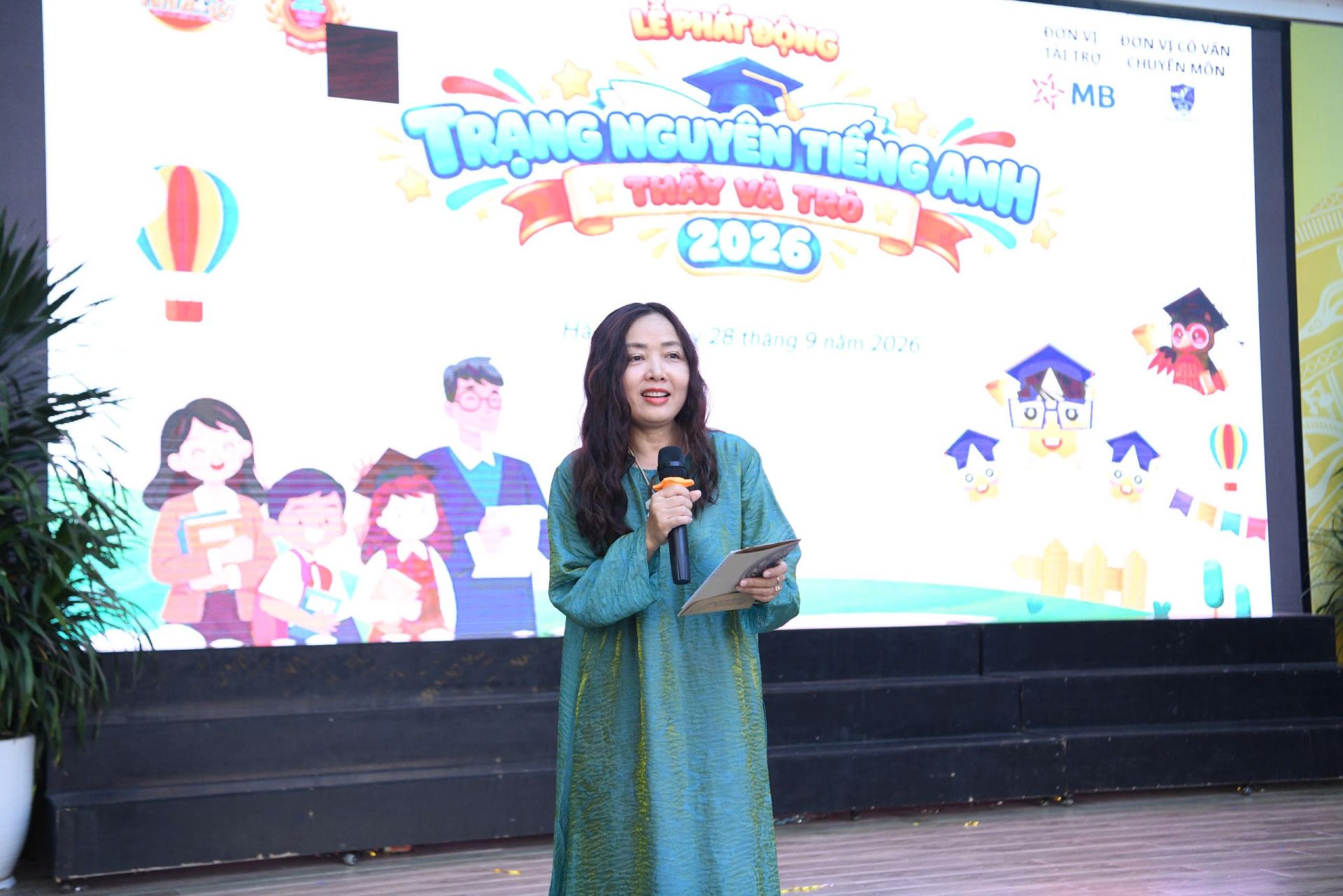 Nh&agrave; gi&aacute;o Nguyễn Phương Hoa truyền lửa cho c&aacute;c bạn học sinh.