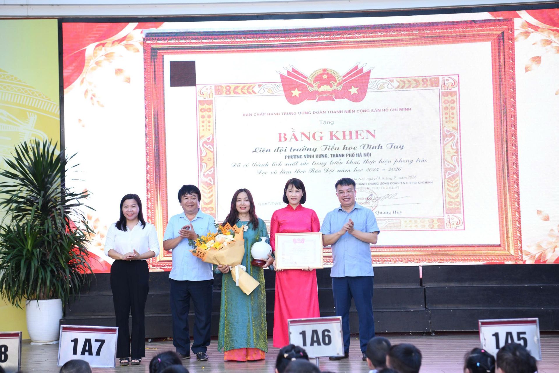 Trường Tiểu học v&agrave; THCS T&acirc;n Khai c&oacute; nhiều năm gắn b&oacute; c&ugrave;ng B&aacute;o TNTP&NĐ. Năm học vừa qua nh&agrave; trường vinh dự được nhận Bằng khen của Trung ương Đo&agrave;n v&igrave; đ&atilde; c&oacute; th&agrave;nh t&iacute;ch trong thực hiện phong tr&agrave;o 