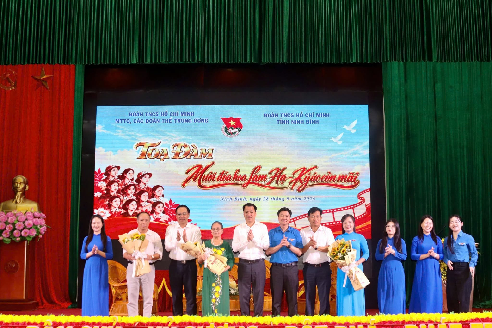 Ban Tổ chức d&agrave;nh những t&igrave;nh cảm tri &acirc;n tới th&acirc;n nh&acirc;n Mười nữ d&acirc;n qu&acirc;n ph&aacute;o ph&ograve;ng kh&ocirc;ng Lam Hạ tại chương tr&igrave;nh.