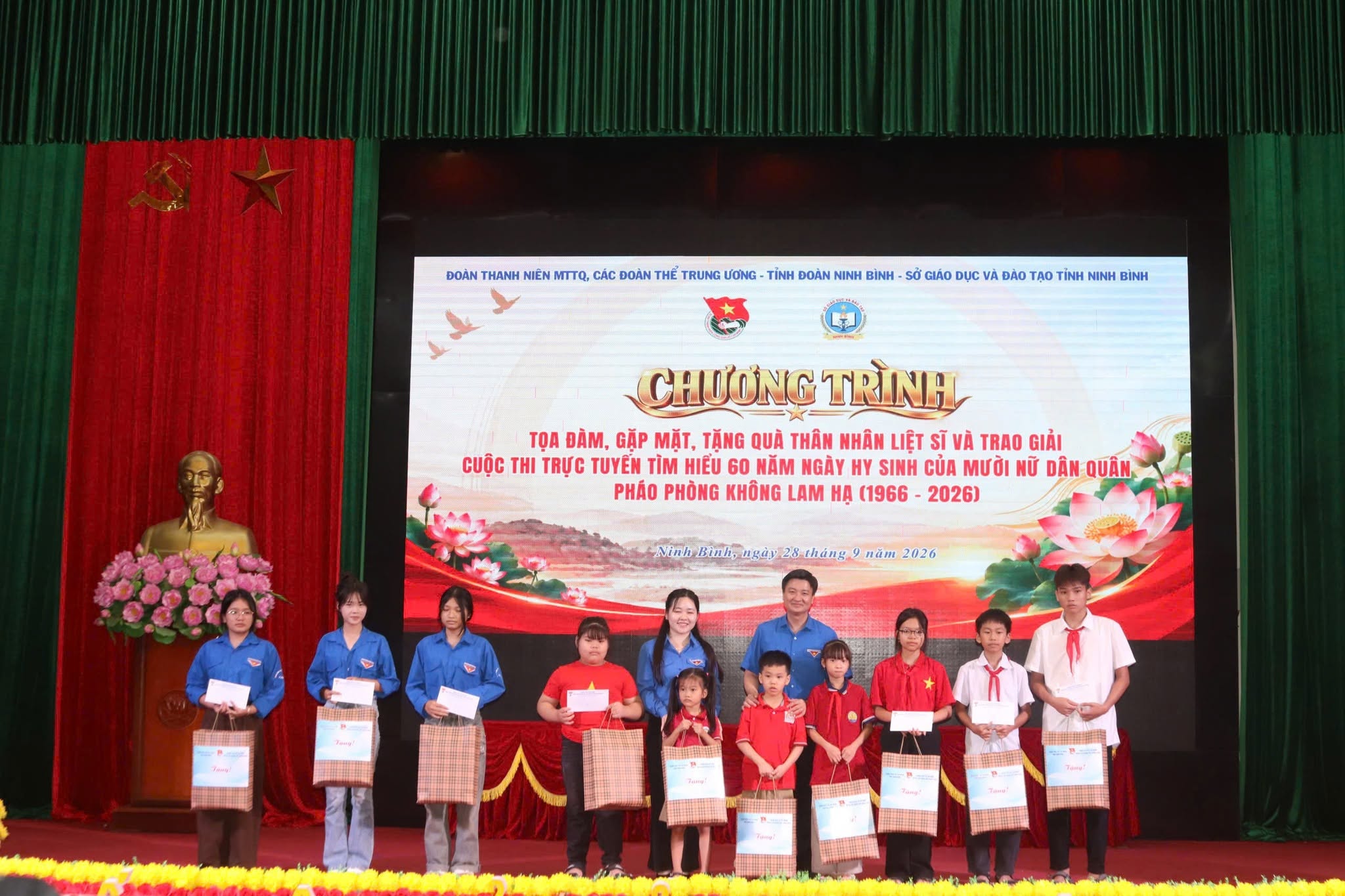 C&aacute;c bạn học sinh c&oacute; ho&agrave;n cảnh kh&oacute; khăn nhận qu&agrave; tại chương tr&igrave;nh ở phường H&agrave; Nam, tỉnh Ninh B&igrave;nh.