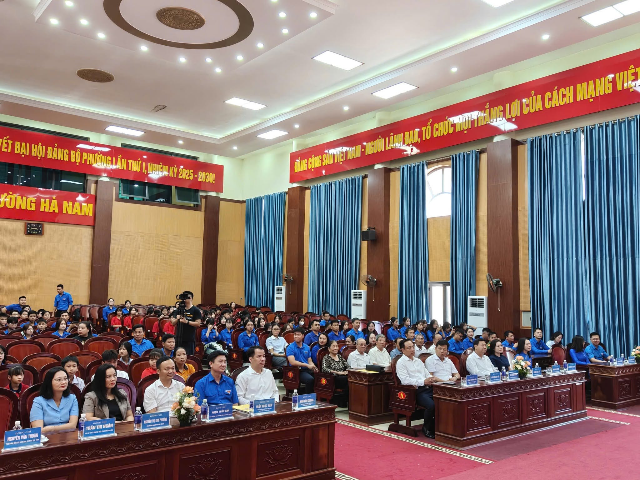 Đ&ocirc;ng đảo đo&agrave;n vi&ecirc;n, thanh ni&ecirc;n v&agrave; c&aacute;c đại biểu tham dự chương tr&igrave;nh, c&ugrave;ng t&igrave;m hiểu th&ecirc;m về lịch sử qu&ecirc; hương Lam Hạ.