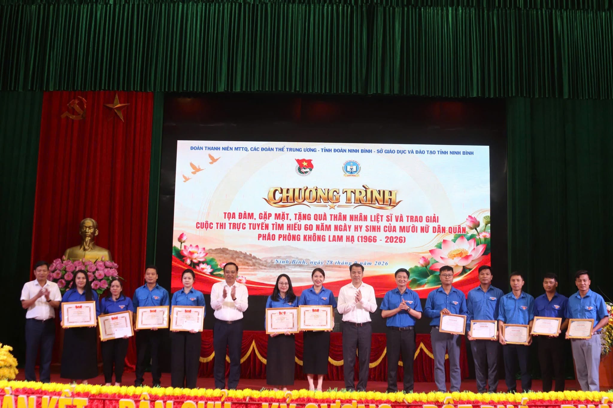 C&aacute;c tập thể c&oacute; th&agrave;nh t&iacute;ch xuất sắc trong Cuộc thi trực tuyến t&igrave;m hiểu 60 năm Ng&agrave;y hy sinh của Mười nữ d&acirc;n qu&acirc;n ph&aacute;o ph&ograve;ng kh&ocirc;ng Lam Hạ nhận giấy chứng nhận tại chương tr&igrave;nh.