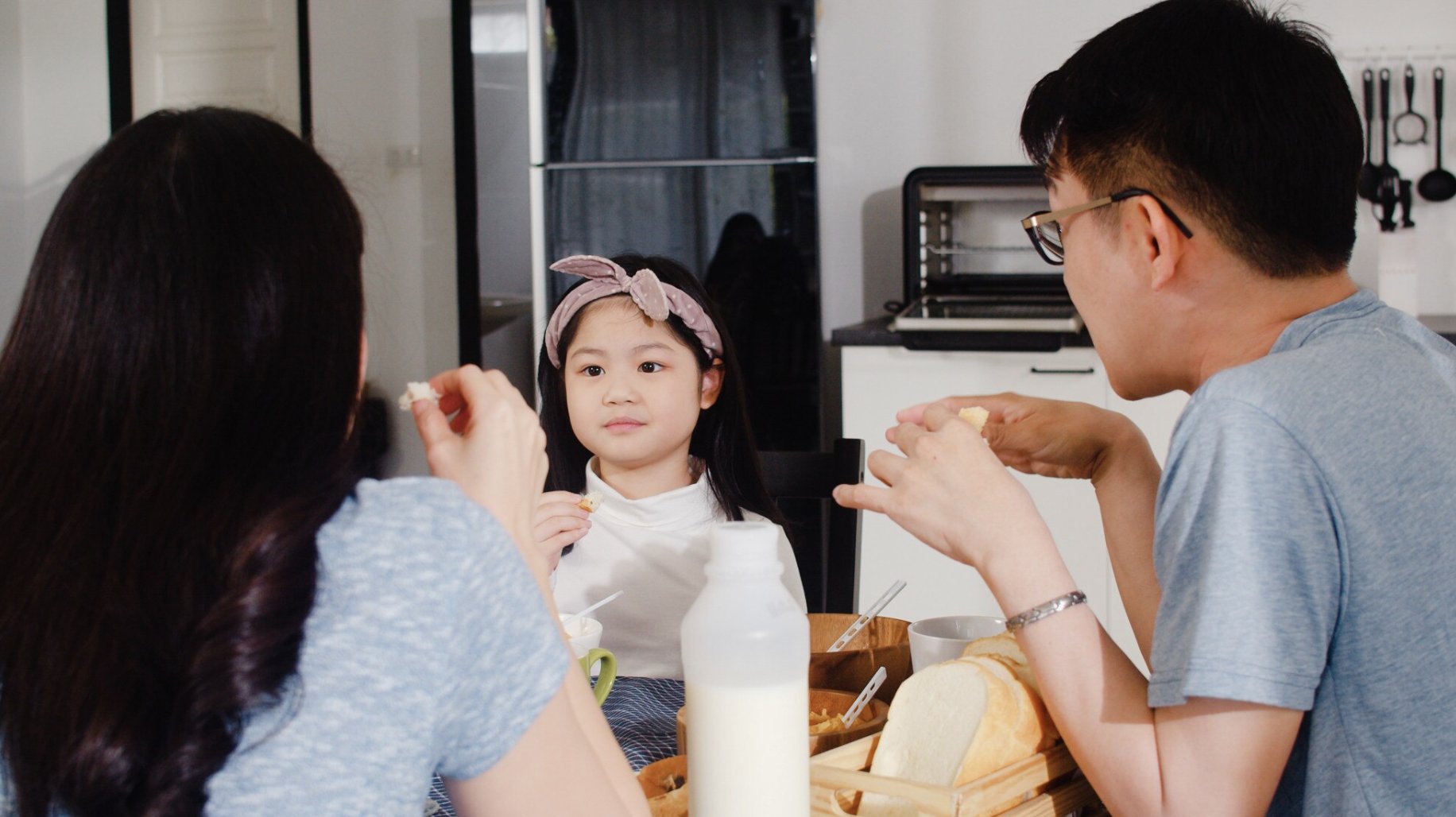 Sự gần gũi v&agrave; sẵn s&agrave;ng lắng nghe của cha mẹ c&oacute; thể gi&uacute;p trẻ b&igrave;nh tĩnh hơn v&agrave; cởi mở về những điều đang khiến m&igrave;nh tổn thương.