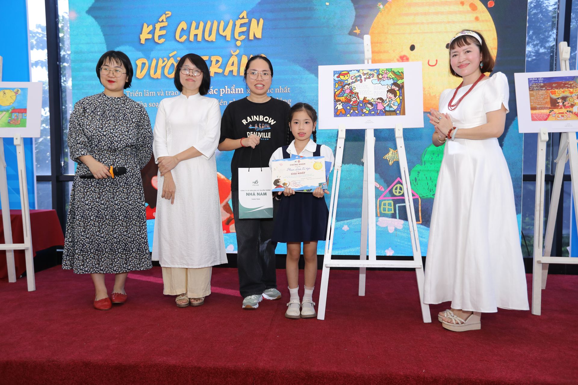 Những t&aacute;c phẩm rực rỡ đưa người xem bước v&agrave;o thế giới Trung thu đầy ắp tr&iacute; tưởng tượng của trẻ thơ. 
