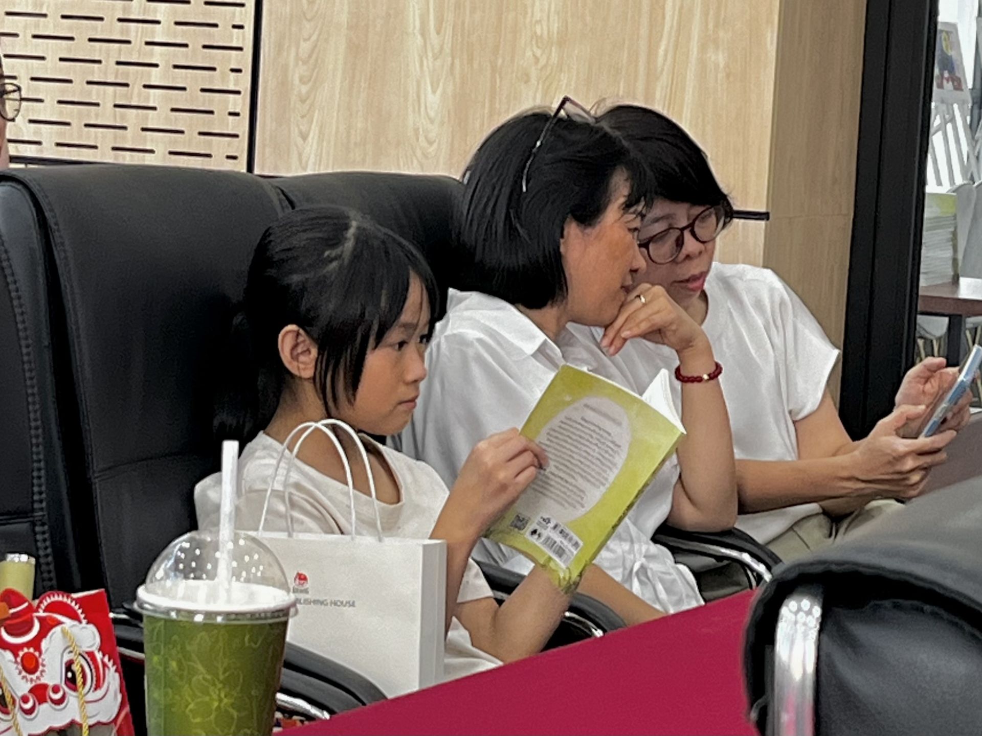 Một độc giả nhỏ tuổi chăm ch&uacute; đọc Bọ Ngựa - Hiệp sĩ một tay ngay trong buổi giao lưu.