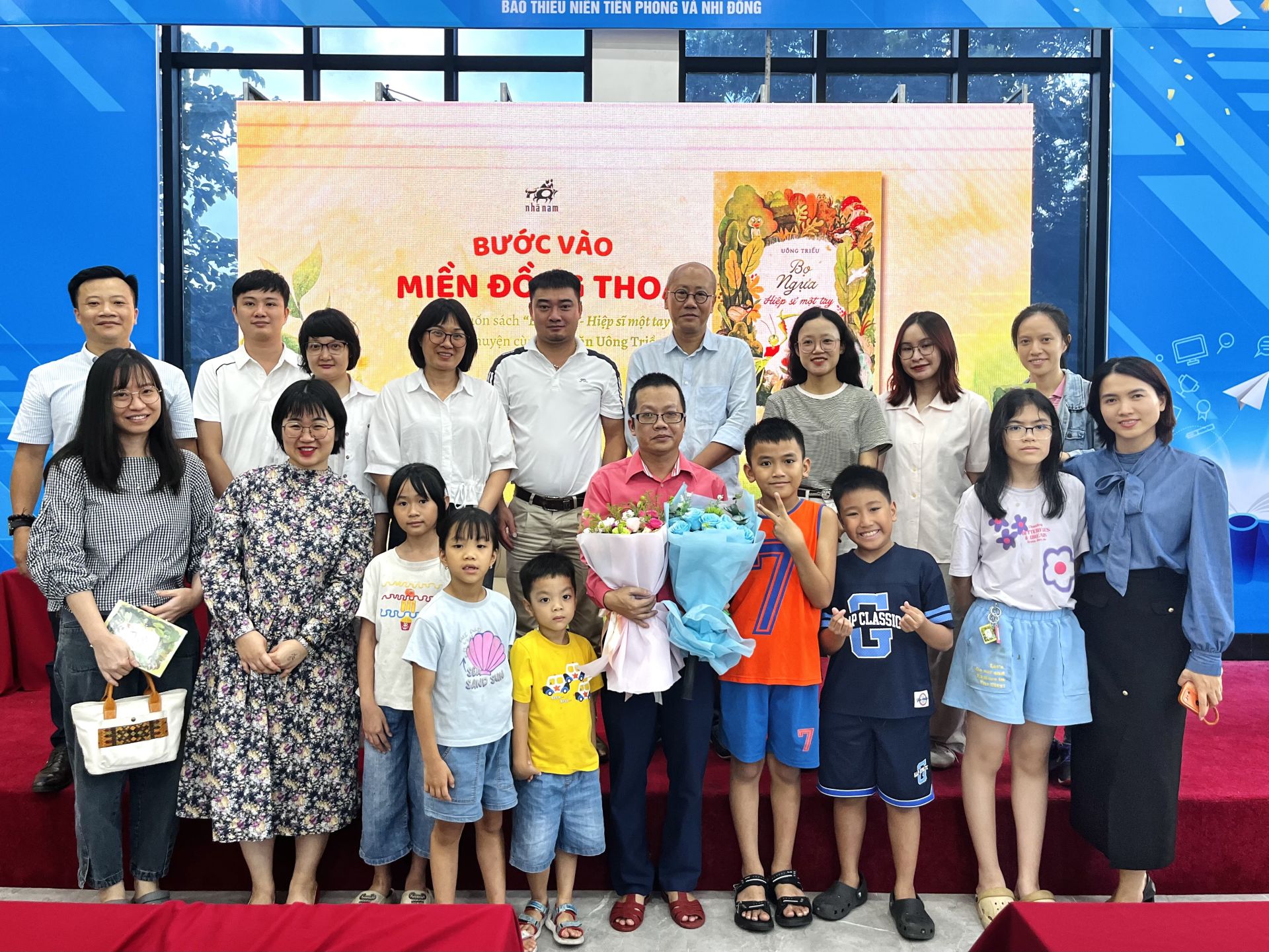 Nh&agrave; văn U&ocirc;ng Triều c&ugrave;ng c&aacute;c độc giả v&agrave; kh&aacute;ch mời tại buổi ra mắt &ldquo;Bọ Ngựa - Hiệp sĩ một tay&rdquo; diễn ra tại trụ sở B&aacute;o Thiếu ni&ecirc;n Tiền phong v&agrave; Nhi đồng.