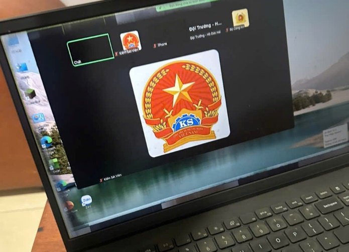 Trong nhiều kịch bản lừa đảo, đối tượng y&ecirc;u cầu nạn nh&acirc;n duy tr&igrave; li&ecirc;n lạc li&ecirc;n tục qua cuộc gọi hoặc ph&ograve;ng chat ri&ecirc;ng, hạn chế tiếp x&uacute;c với người th&acirc;n nhằm ngăn việc kiểm chứng th&ocirc;ng tin.