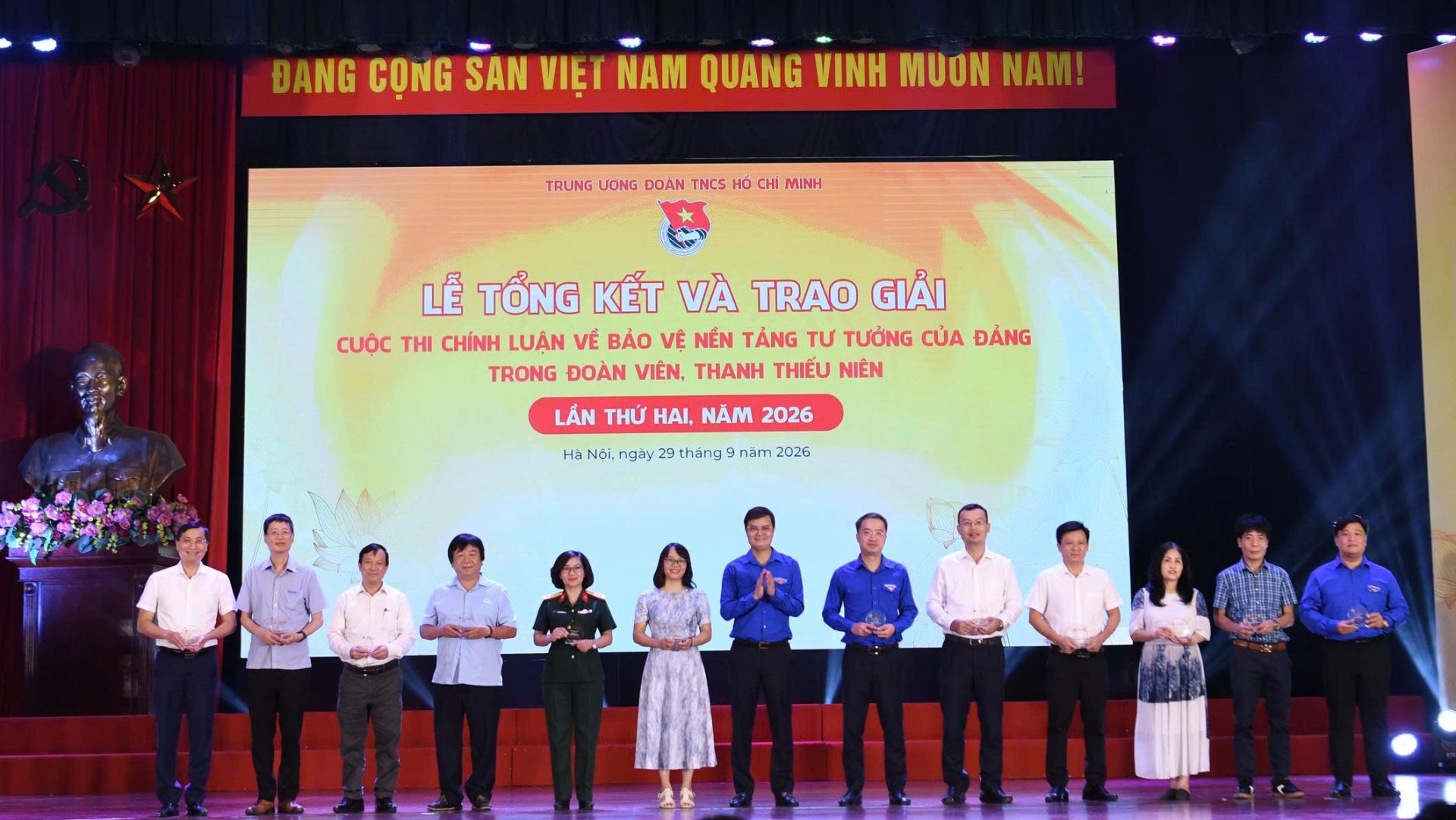 Anh B&ugrave;i Quang Huy v&agrave; anh Nguyễn Tường L&acirc;m tặng biểu trưng, tri &acirc;n Ban Gi&aacute;m khảo của cuộc thi.