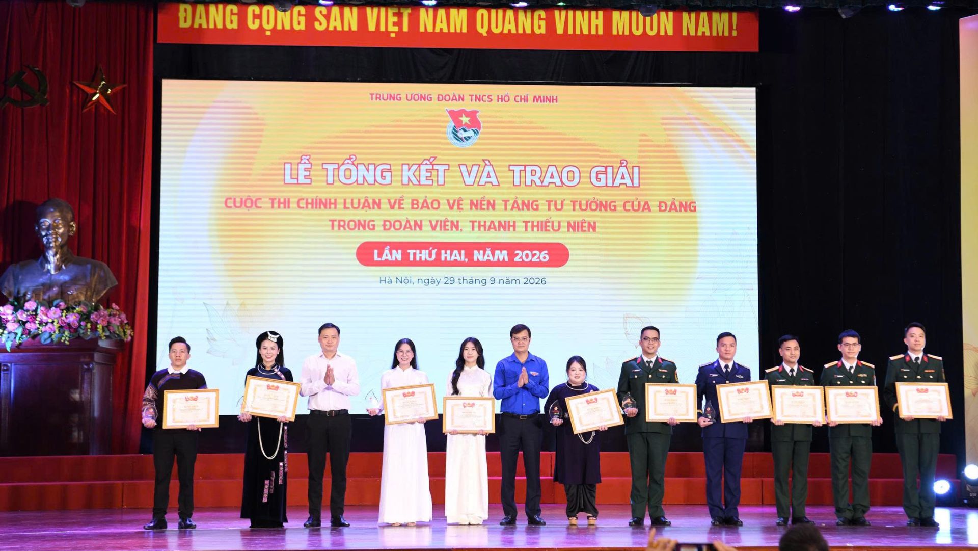 B&iacute; thư thứ nhất Trung ương Đo&agrave;n B&ugrave;i Quang Huy v&agrave; Ph&oacute; Trưởng ban Tuy&ecirc;n gi&aacute;o v&agrave; D&acirc;n vận Đảng ủy MTTQ, c&aacute;c đo&agrave;n thể Trung ương Nguyễn Quang Đức trao giải A cho c&aacute;c t&aacute;c phẩm xuất sắc.