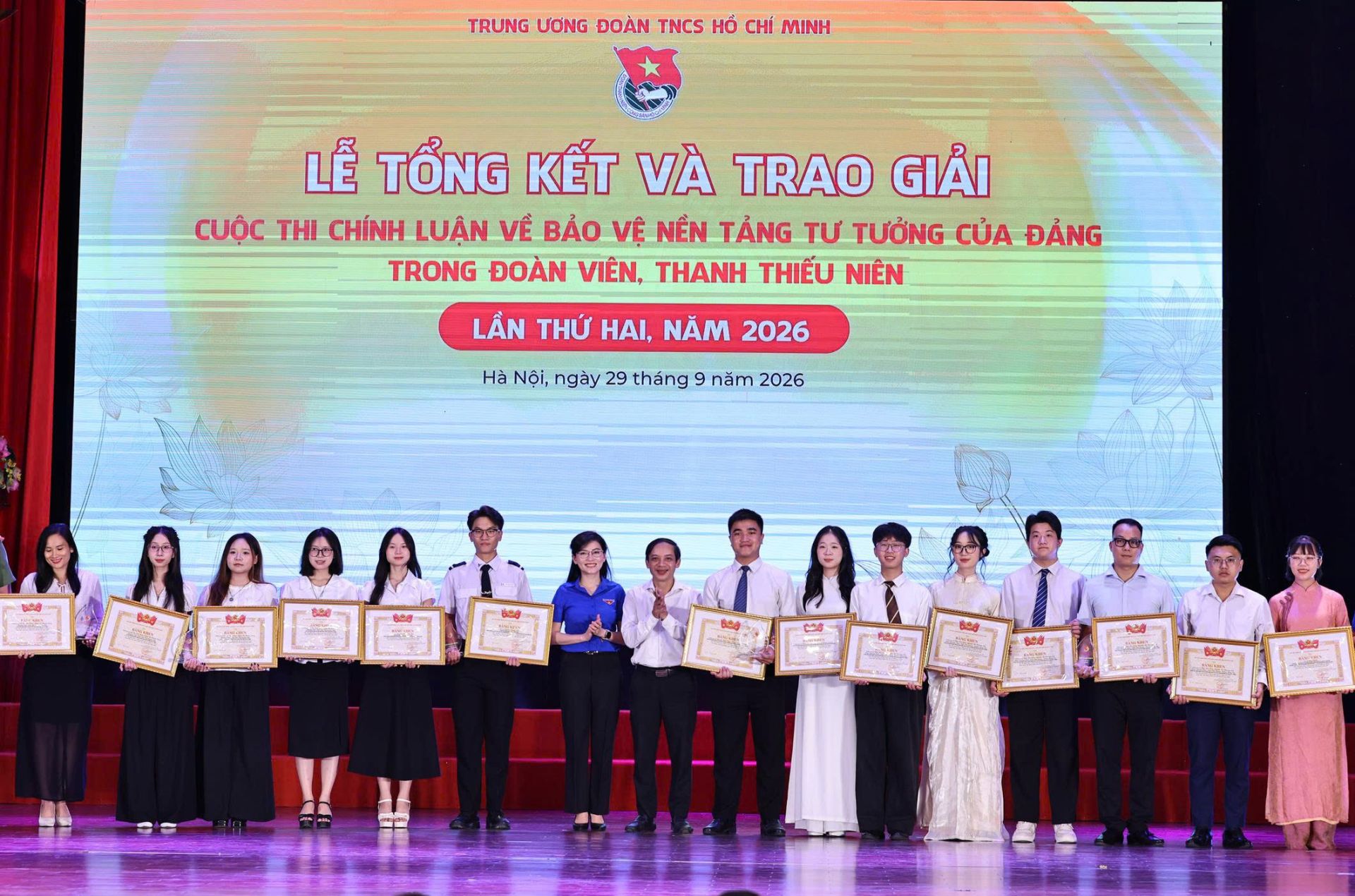 Ban Tổ chức trao Bằng khen cho c&aacute;c t&aacute;c giả đoạt giải Khuyến kh&iacute;ch.