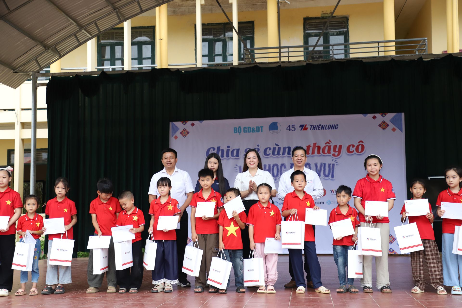 Những phần qu&agrave; &yacute; nghĩa được trao cho c&aacute;c bạn học sinh trường 