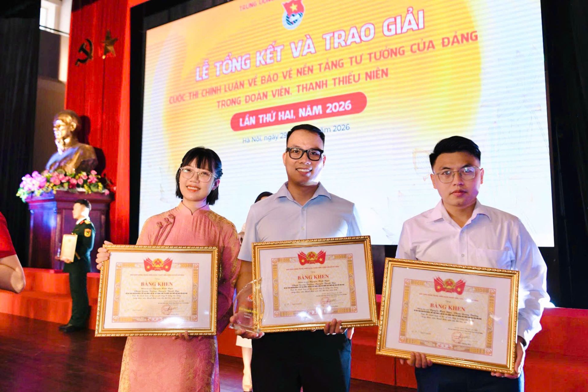 Nh&oacute;m t&aacute;c giả B&aacute;o Thiếu ni&ecirc;n Tiền phong v&agrave; Nhi đồng nhận giải Khuyến kh&iacute;ch tại cuộc thi.