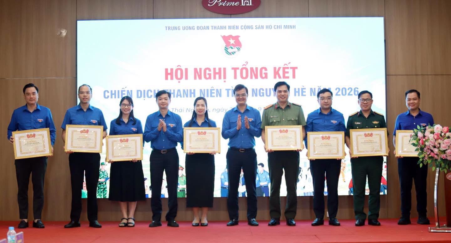Anh B&ugrave;i Quang Huy v&agrave; anh Nguyễn Minh Triết trao Bằng khen cho c&aacute;c tỉnh, th&agrave;nh Đo&agrave;n v&agrave; Đo&agrave;n trực thuộc c&oacute; th&agrave;nh t&iacute;ch xuất sắc trong triển khai Chiến dịch TNTN H&egrave; 2026.