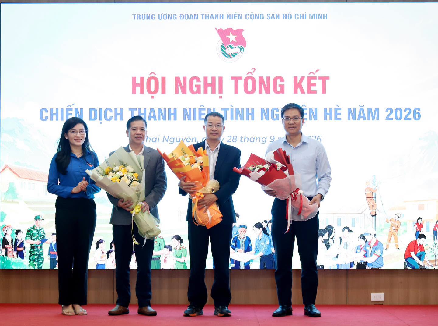 Chị Hồ Hồng Nguy&ecirc;n tặng hoa cảm ơn c&aacute;c đơn vị đồng h&agrave;nh với Chiến dịch TNTN H&egrave; 2026.