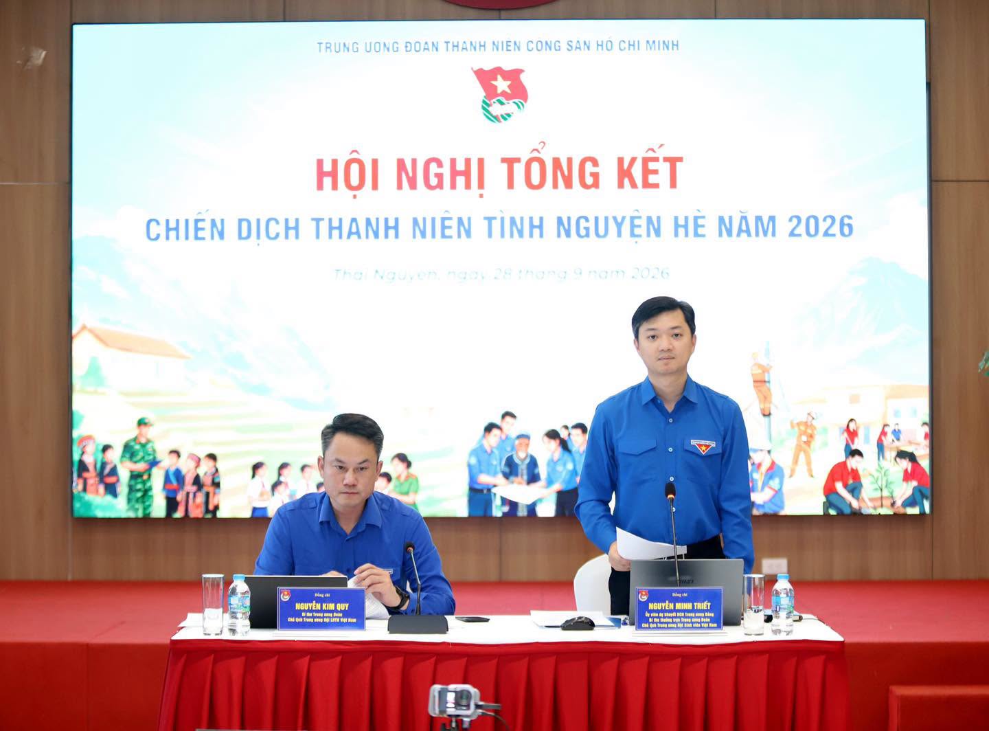 Anh Nguyễn Minh Triết v&agrave; anh Nguyễn Kim Quy chủ tr&igrave; hội nghị.