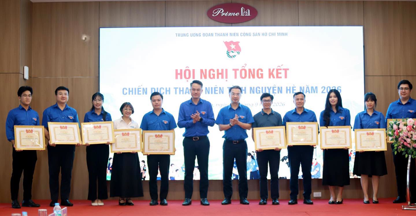 Anh Nguyễn Tường L&acirc;m v&agrave; anh Nguyễn Kim Quy trao Bằng khen cho c&aacute;c c&aacute; nh&acirc;n c&oacute; th&agrave;nh t&iacute;ch xuất sắc trong triển khai Chiến dịch TNTN H&egrave; 2026.