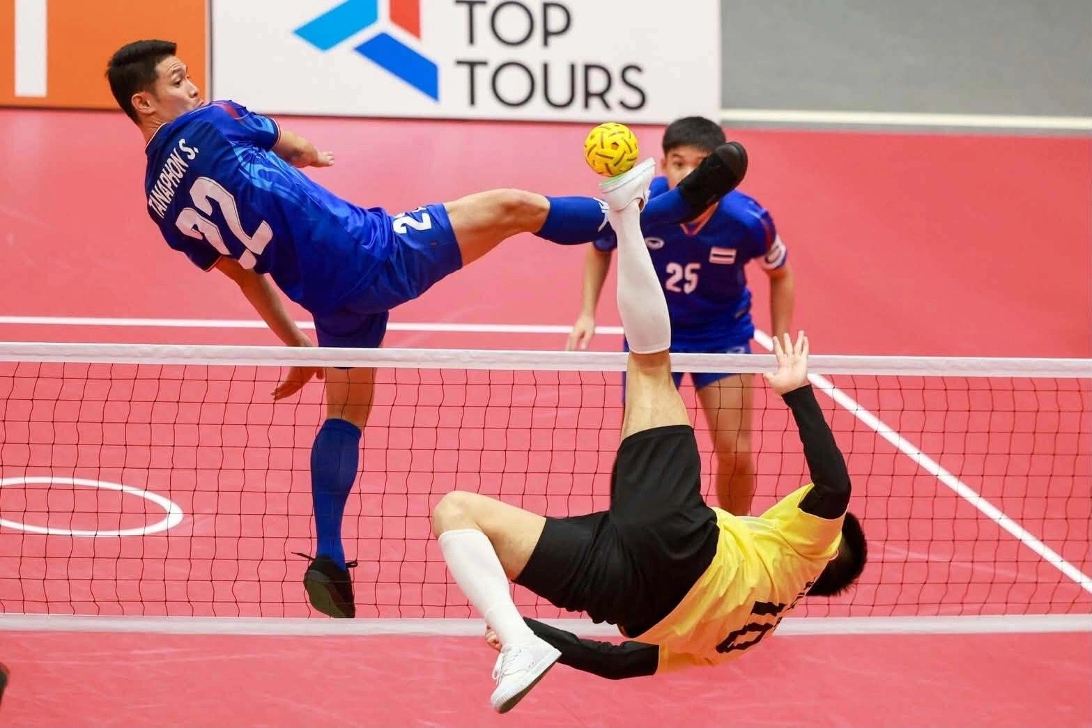 Cầu thủ Việt Nam (&aacute;o v&agrave;ng) dứt điểm trong trận gặp Th&aacute;i Lan tại b&aacute;n kết cầu m&acirc;y 3 nam.
