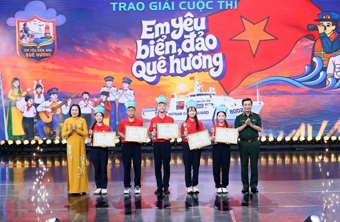Ph&oacute; Thủ tướng Ch&iacute;nh phủ, Bộ trưởng Bộ Quốc ph&ograve;ng Phan Văn Giang v&agrave; Ph&oacute; Chủ tịch Quốc hội Nguyễn Thị Thanh trao giải Nhất cho đội Bạch Long Vĩ. 