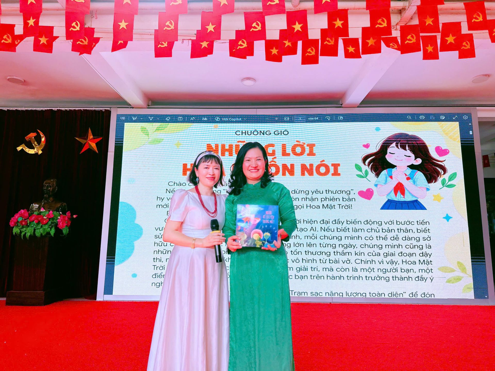 Nh&agrave; gi&aacute;o Chử Thị Hồng Hạnh, Hiệu trưởng Trường Tiểu học Vạn Xu&acirc;n, đ&oacute;n nhận m&oacute;n qu&agrave; của Nh&agrave; thơ Bảo Ngọc - Trưởng ấn phẩm Hoa Mặt Trời.