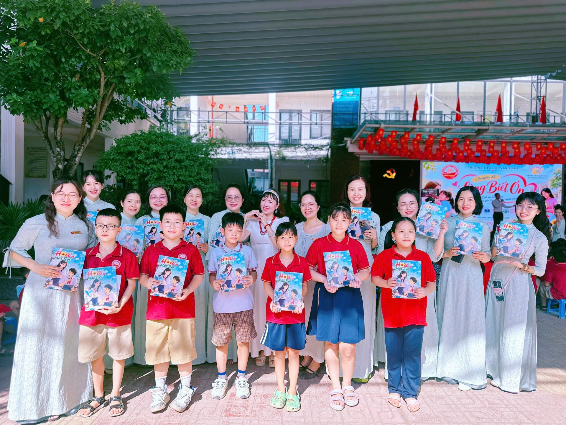 Cầm Hoa Mặt Trời tr&ecirc;n tay, c&aacute;c bạn nhỏ h&aacute;o hức kh&aacute;m ph&aacute; những c&acirc;u chuyện mới d&agrave;nh ri&ecirc;ng cho tuổi học tr&ograve;.
