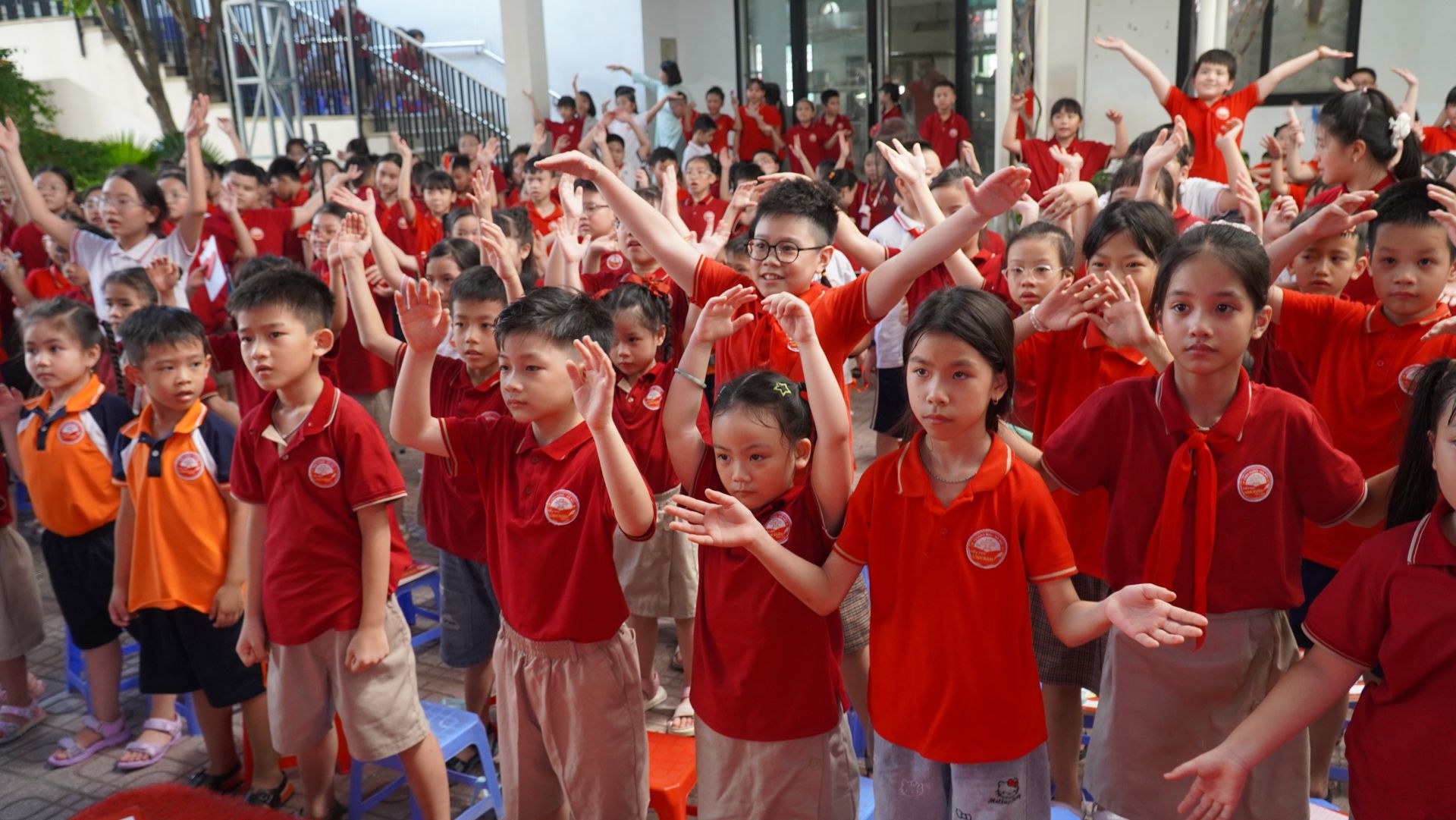 Những c&acirc;u chuyện về l&ograve;ng biết ơn đ&atilde; mang đến một buổi s&aacute;ng thật nhiều cảm x&uacute;c tại Trường Tiểu học Vạn Xu&acirc;n.