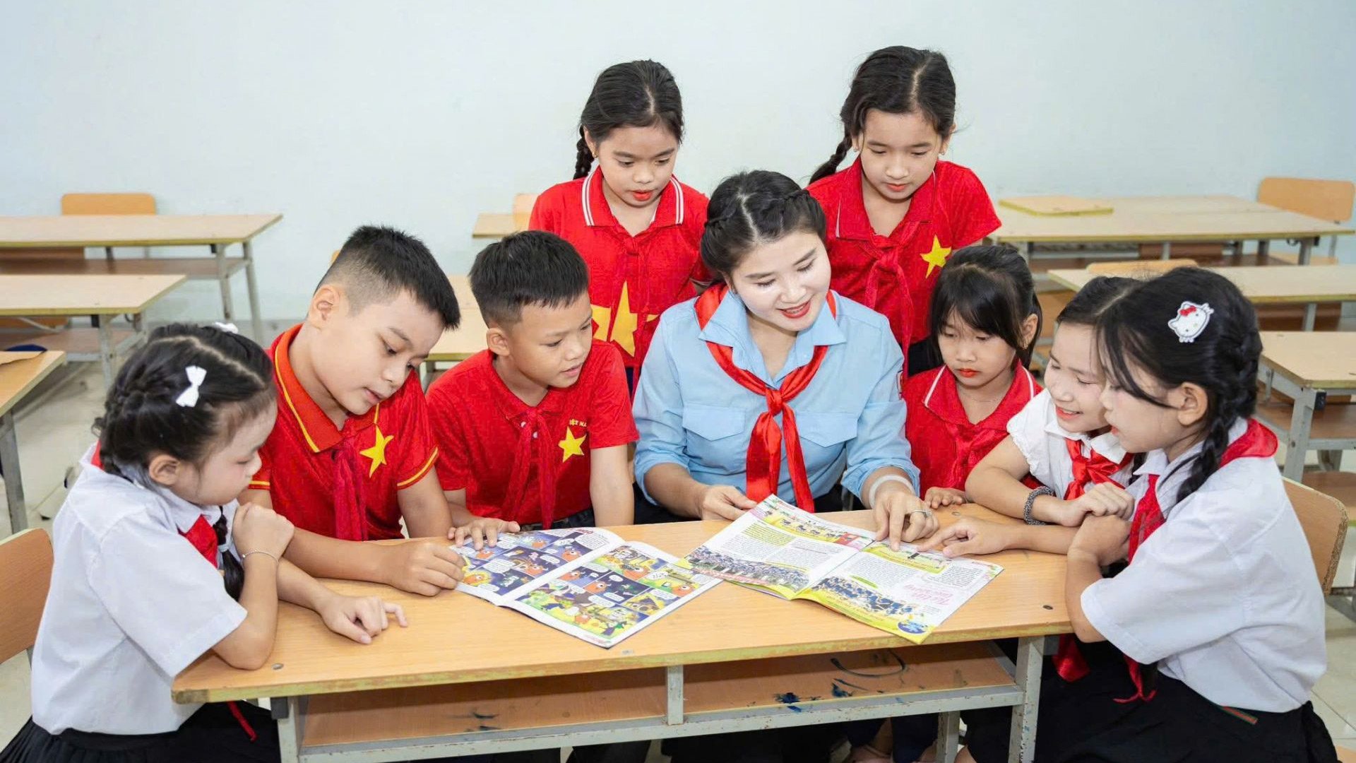 Thiếu nhi c&ugrave;ng đọc b&aacute;o Đội trong giờ sinh hoạt tại trường, g&oacute;p phần h&igrave;nh th&agrave;nh th&oacute;i quen đọc s&aacute;ch, đọc b&aacute;o từ sớm.