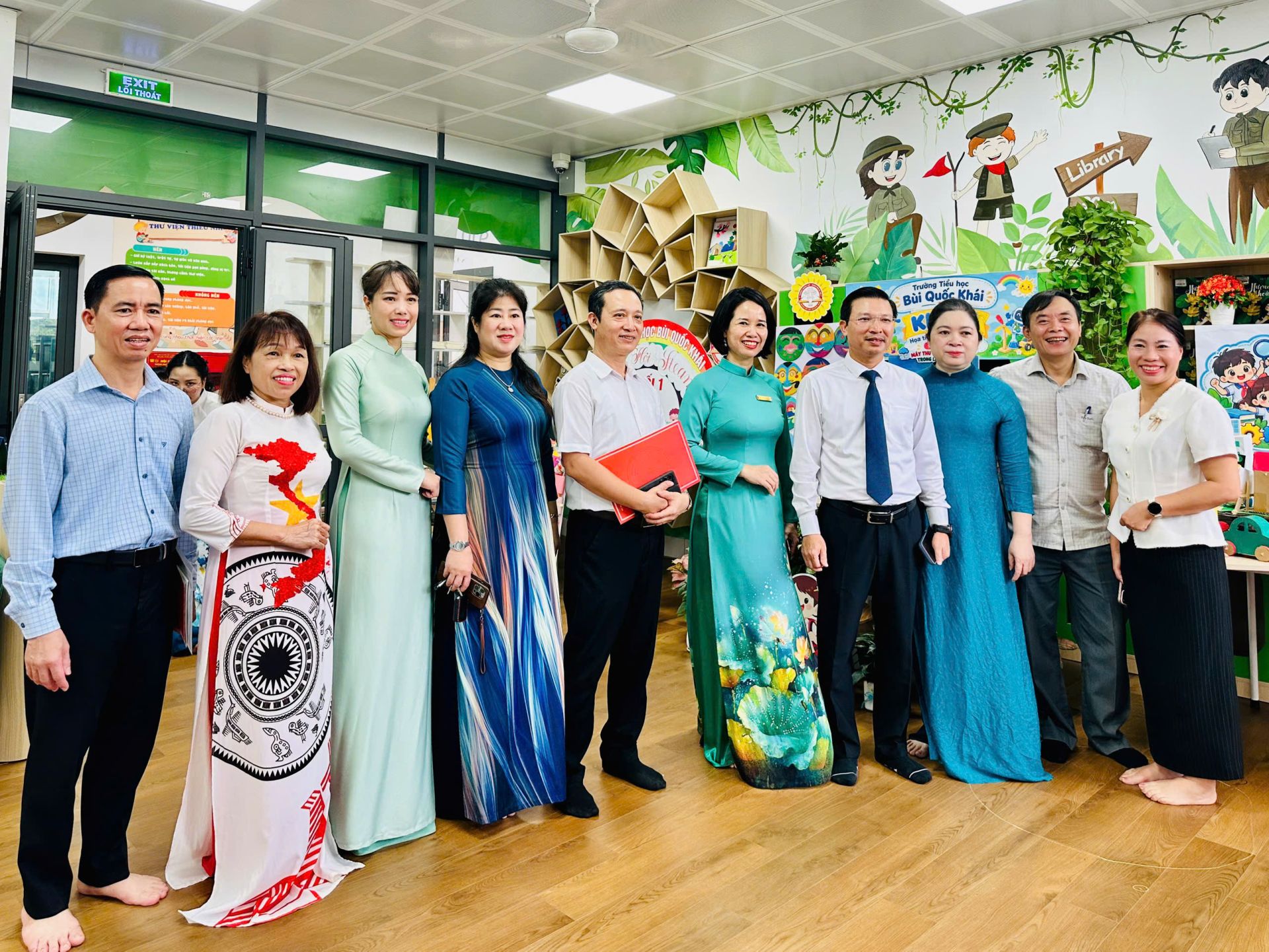 C&aacute;c đại biểu chụp ảnh lưu niệm tại chương tr&igrave;nh.