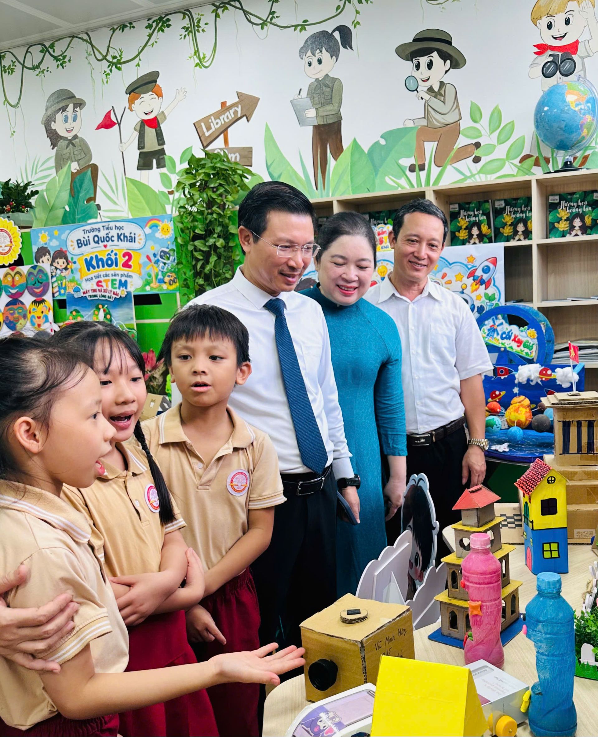 C&aacute;c đại biểu tham quan kh&ocirc;ng gian trưng b&agrave;y sản phẩm STEM tại thư viện trường Tiểu học B&ugrave;i Quốc Kh&aacute;i.