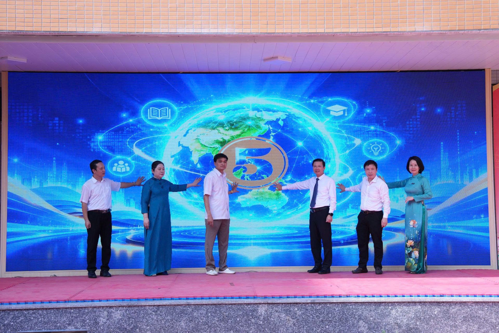 Các đại bi&ecirc;̉u thực hi&ecirc;̣n nghi thức phát đ&ocirc;̣ng Tu&acirc;̀n l&ecirc;̃ hưởng ứng học t&acirc;̣p su&ocirc;́t đời năm 2026 và lan tỏa th&ocirc;ng đi&ecirc;̣p học t&acirc;̣p su&ocirc;́t đời, x&acirc;y dựng xã h&ocirc;̣i học t&acirc;̣p.