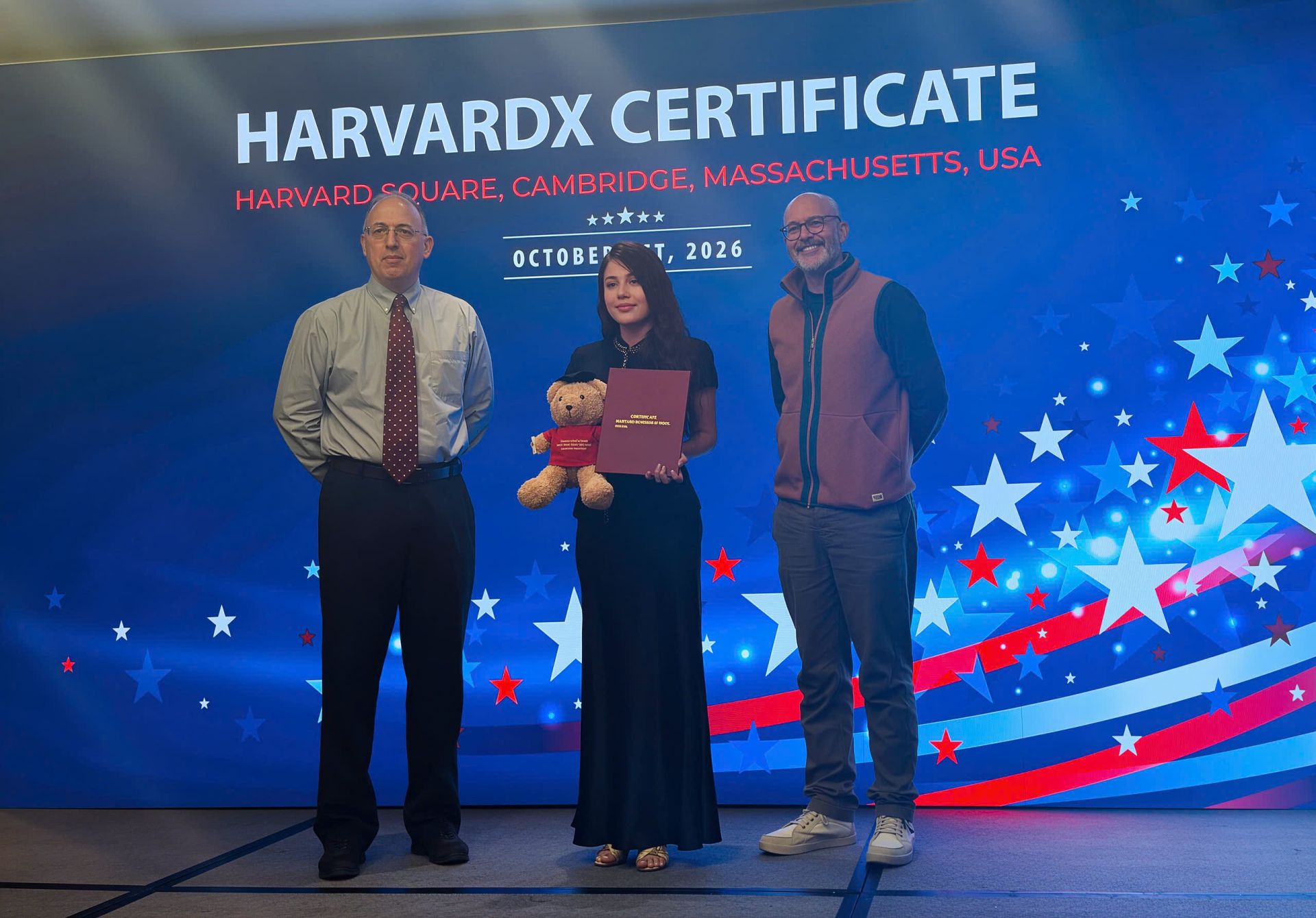 Tiến sĩ Jascha Smilack &ndash; Gi&aacute;m đốc HarvardX, Đại học Harvard (ngo&agrave;i c&ugrave;ng b&ecirc;n phải) v&agrave; &ocirc;ng Andrew Rawson, Trưởng nh&oacute;m Thiết kế Giảng dạy Cấp cao, Văn ph&ograve;ng Ph&oacute; Hiệu trưởng phụ tr&aacute;ch Đổi mới v&agrave; Ph&aacute;t triển Học tập, Đại học Harvard trao chứng nhận ho&agrave;n th&agrave;nh chương tr&igrave;nh học d&agrave;nh cho c&aacute;c nh&agrave; l&atilde;nh đạo tại Đại học Harvard cho CEO Nguyễn Như Quỳnh.