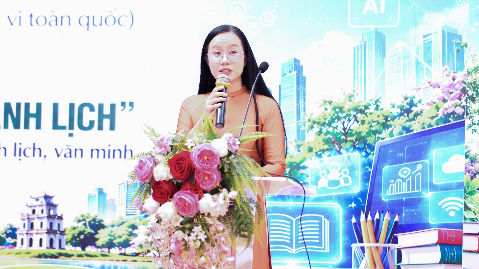 C&ocirc; gi&aacute;o Trịnh Như Ngọc đại diện c&ocirc; v&agrave; tr&ograve; trường Đống Đa hưởng ứng lễ khai mạc. 