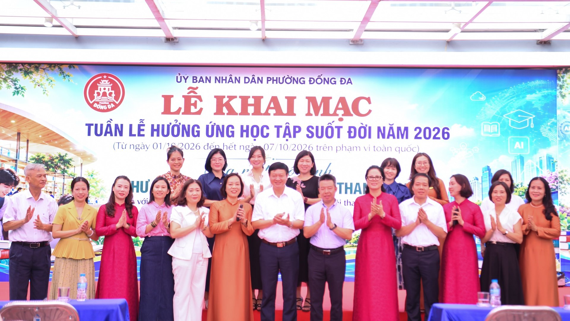 Ban Gi&aacute;m hiệu trường c&ugrave;ng đại biểu lưu lại h&igrave;nh ảnh đẹp tại lễ khai mạc.